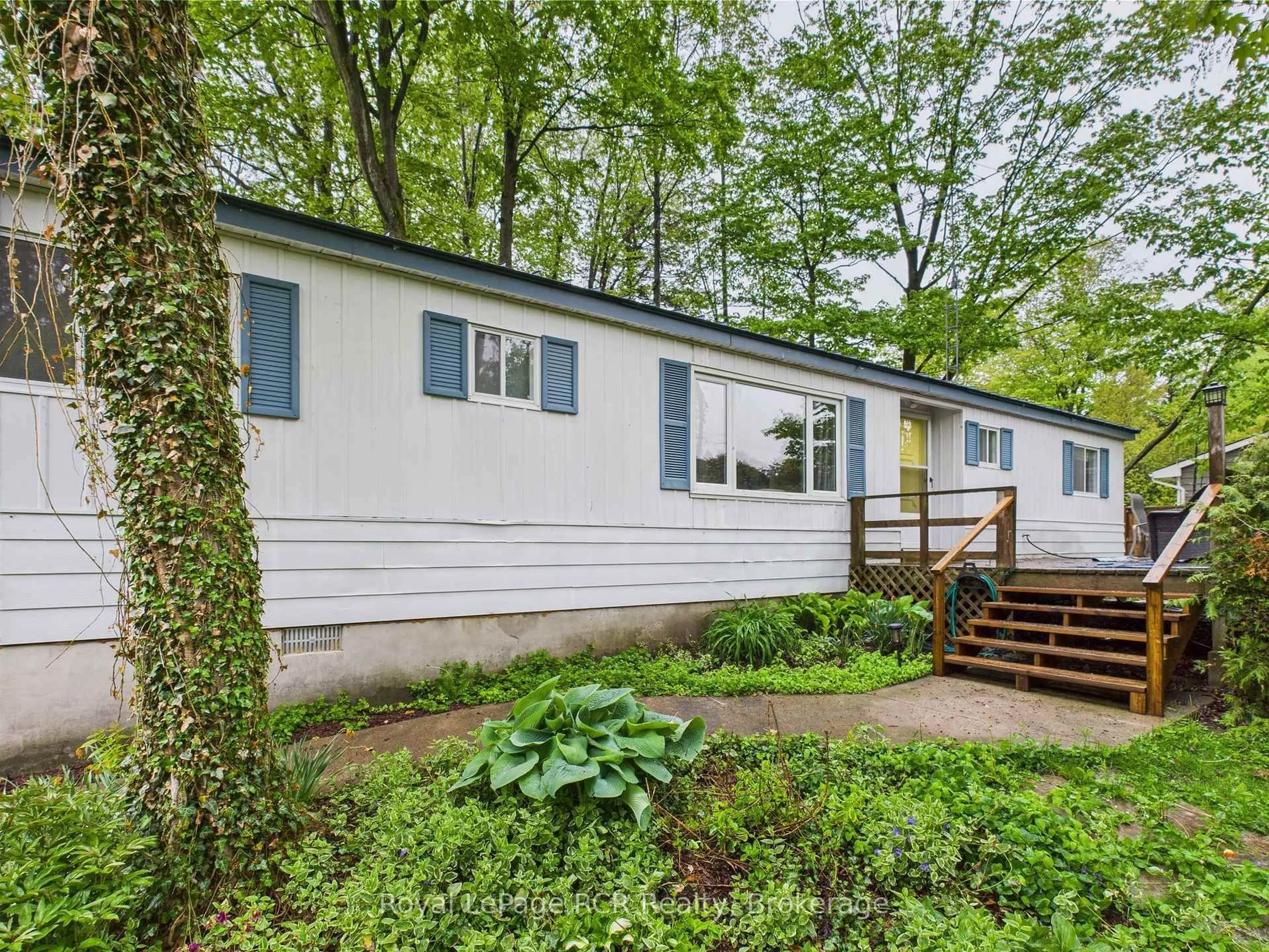 Home with vinyl exterior material, street for 112 Huron Rd, Huron-Kinloss Ontario N2Z 2X3