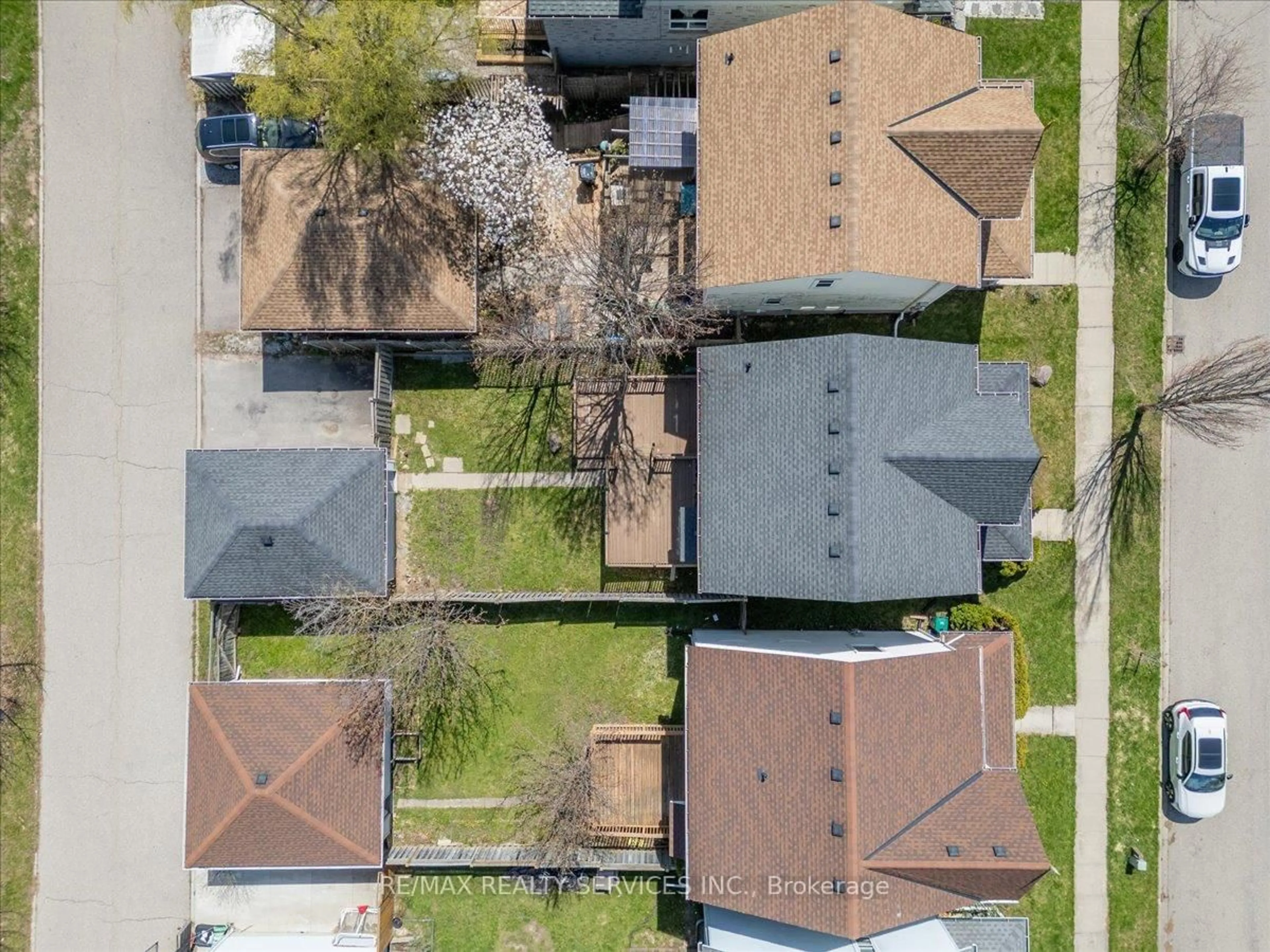 A pic from outside/outdoor area/front of a property/back of a property/a pic from drone, street for 672 Zermatt Dr, Waterloo Ontario N2T 2V2