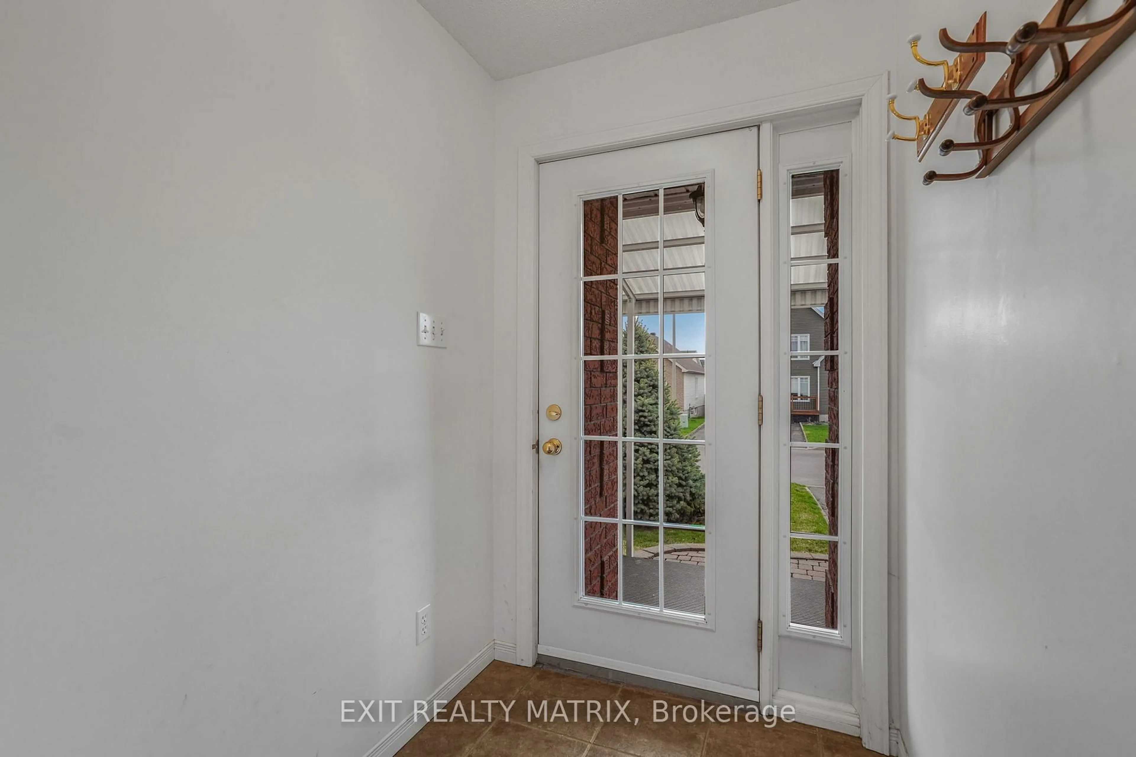 Indoor entryway for 836 Pilon St, Hawkesbury Ontario K6A 3P8
