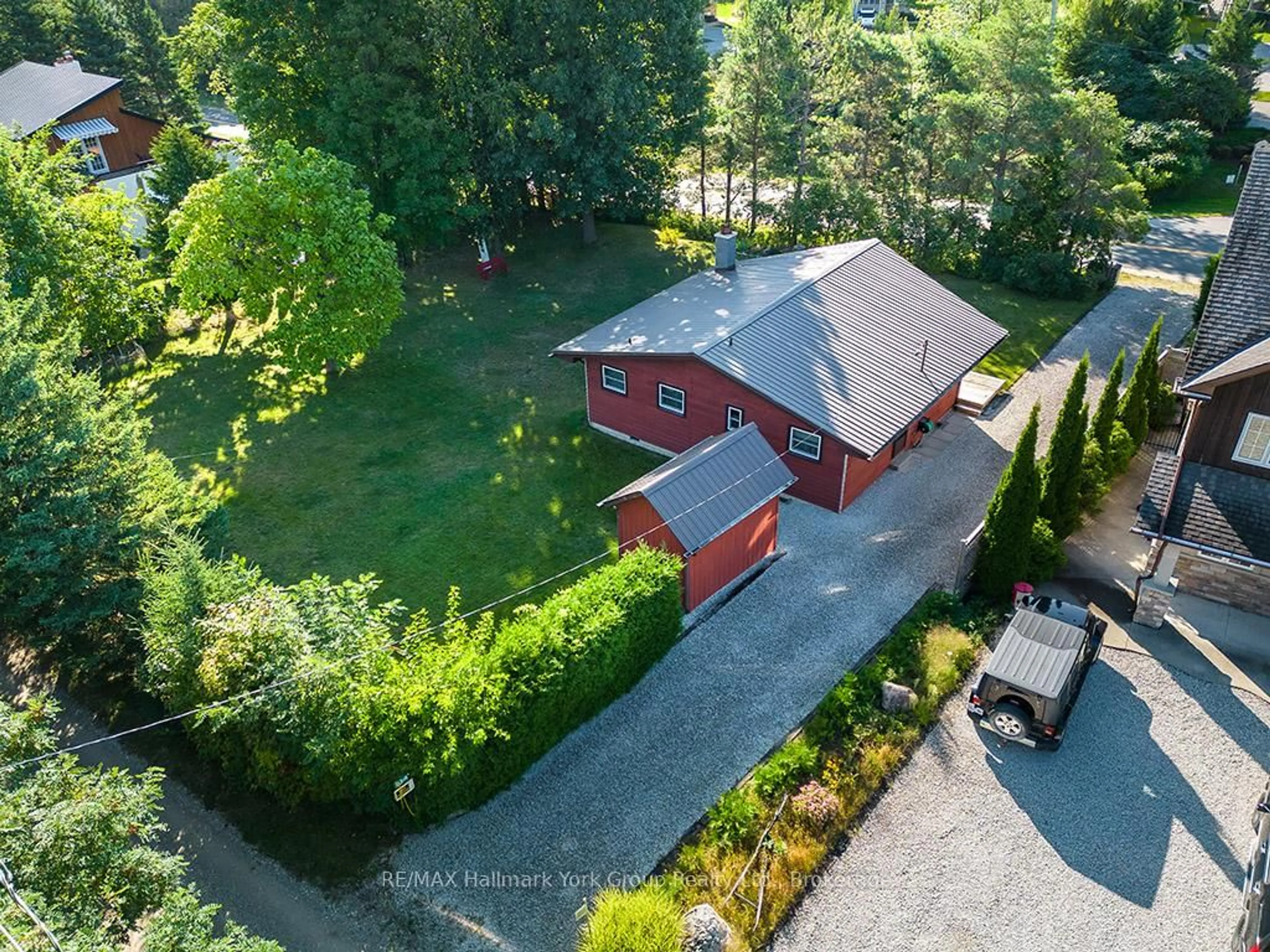 A pic from outside/outdoor area/front of a property/back of a property/a pic from drone, street for 104 Ridgeview Dr, Blue Mountains Ontario L9Y 3Z2
