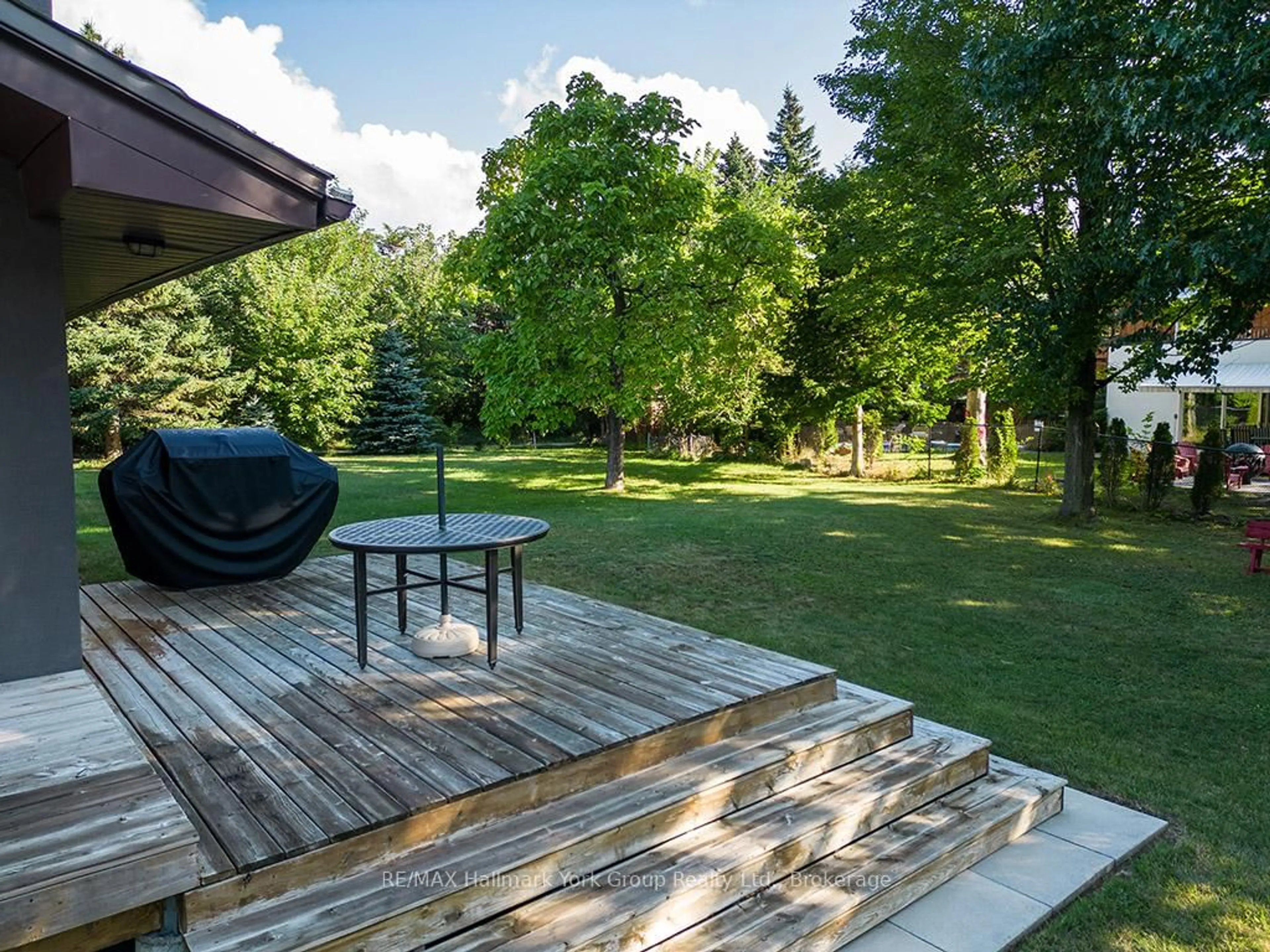 Patio, forest/trees view for 104 Ridgeview Dr, Blue Mountains Ontario L9Y 3Z2