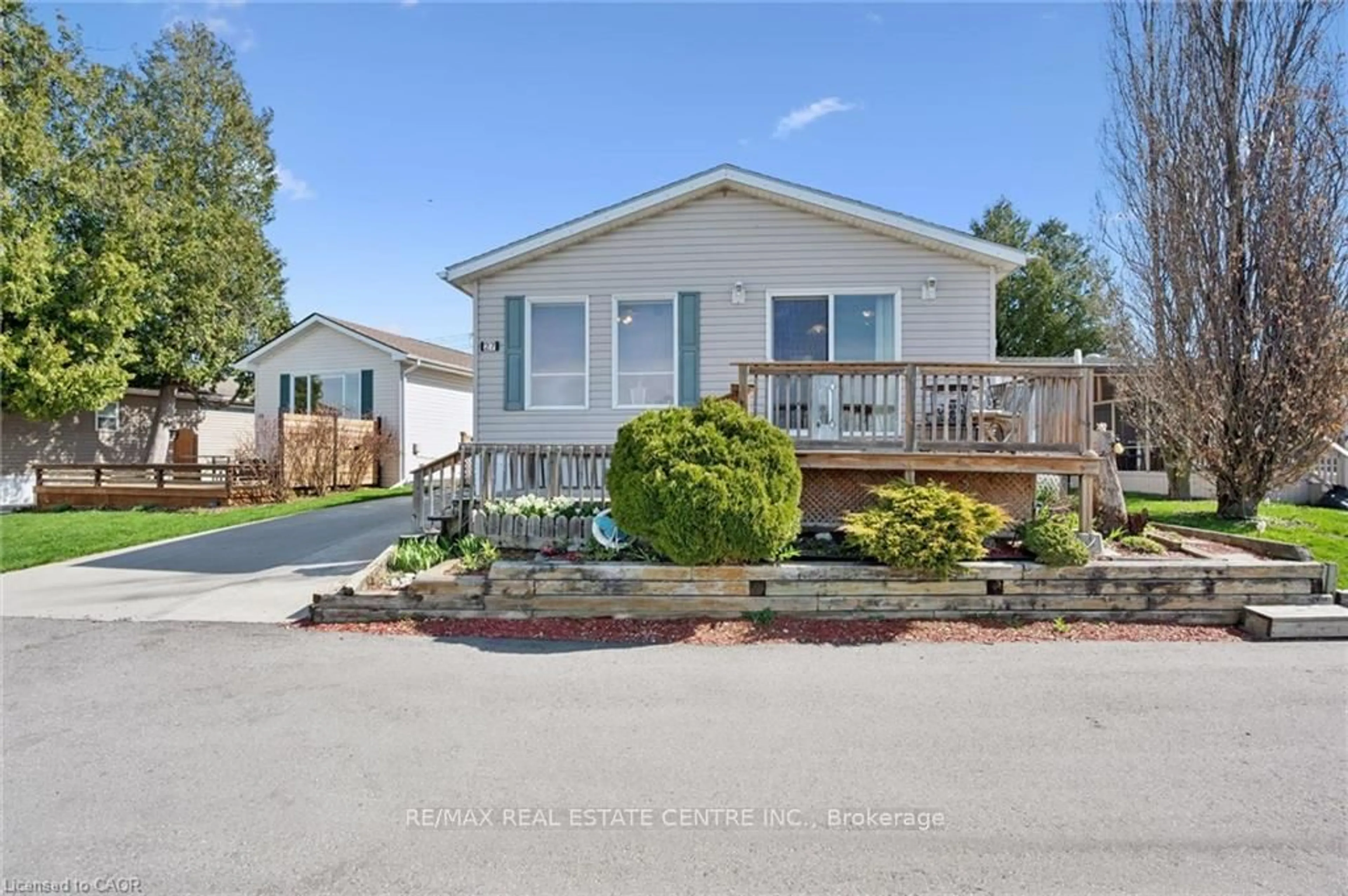 Home with vinyl exterior material, water/lake/river/ocean view for 27 Trillium Beach Drive Pvt Dr, Cambridge Ontario N0B 2J0