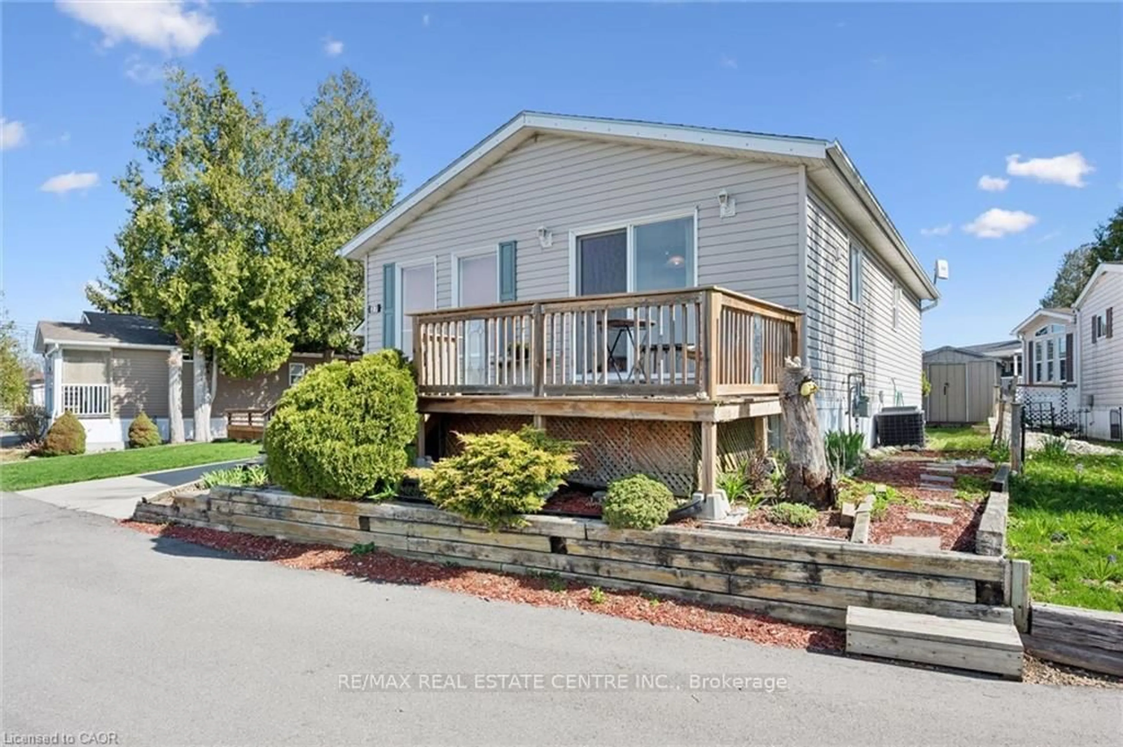 Home with vinyl exterior material, unknown for 27 Trillium Beach Drive Pvt Dr, Cambridge Ontario N0B 2J0
