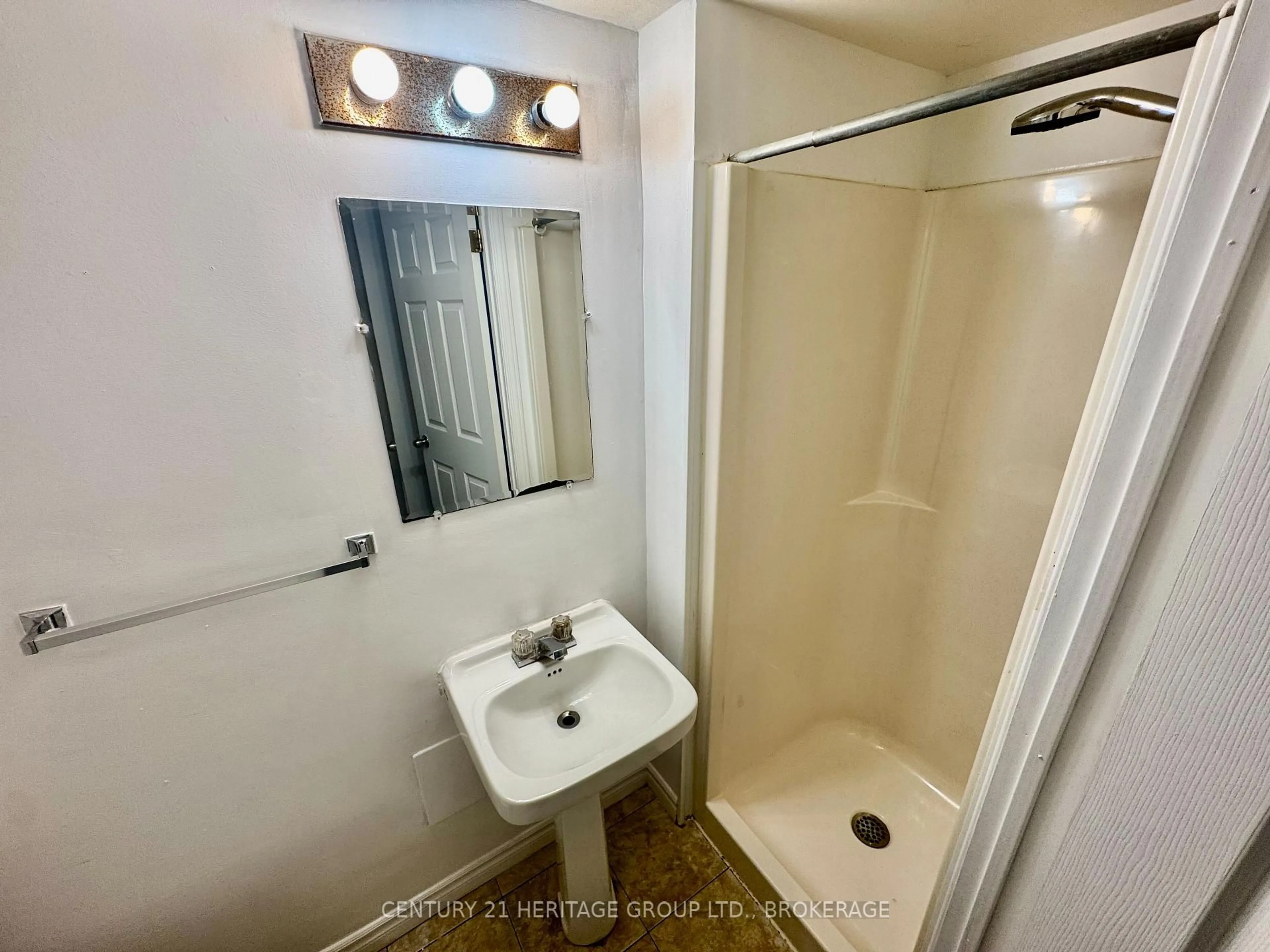 Standard bathroom, unknown for 356 Owens Cres, Kingston Ontario K7M 8H8