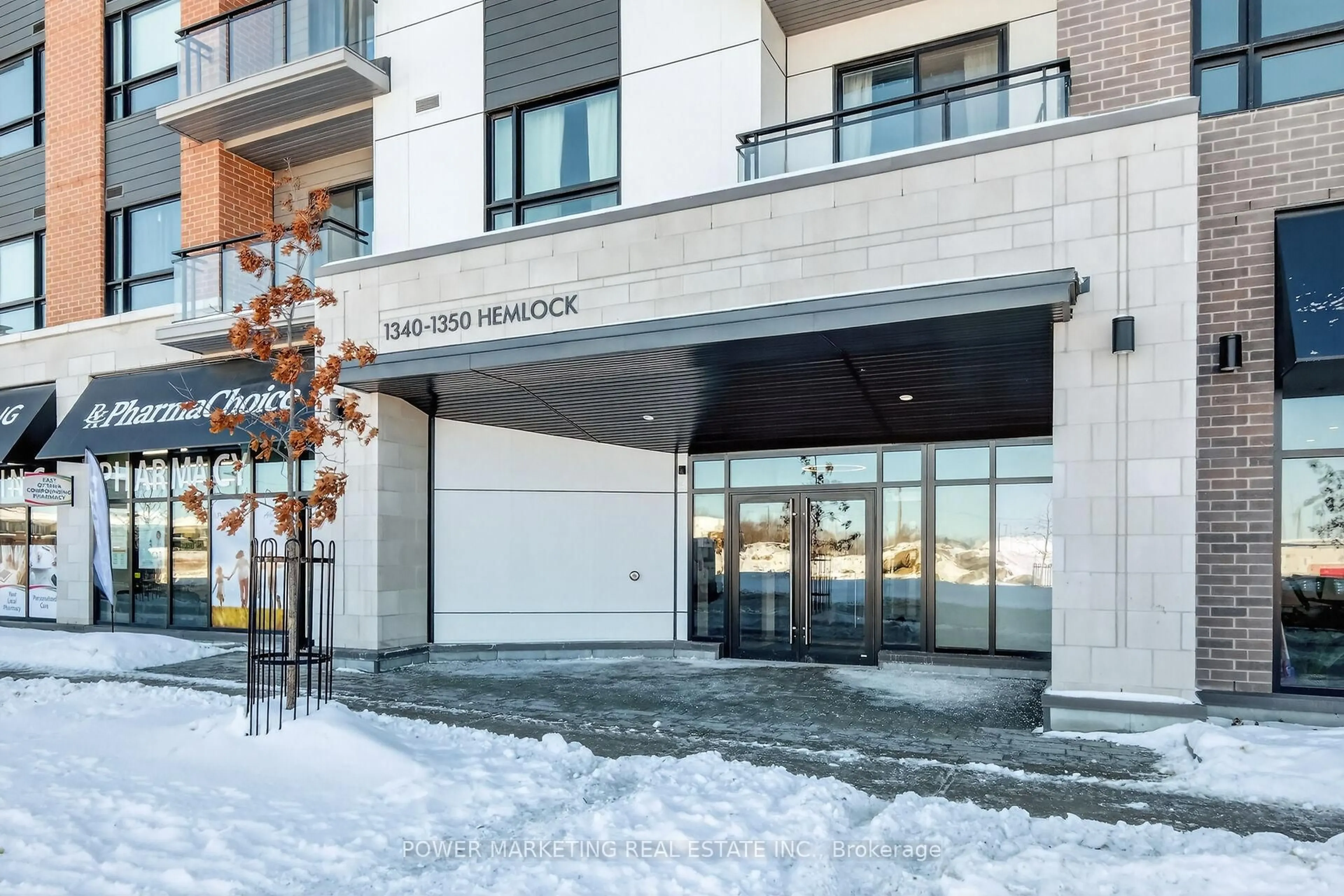 Indoor foyer for 1350 Hemlock Rd #316, Ottawa Ontario K1K 5C2