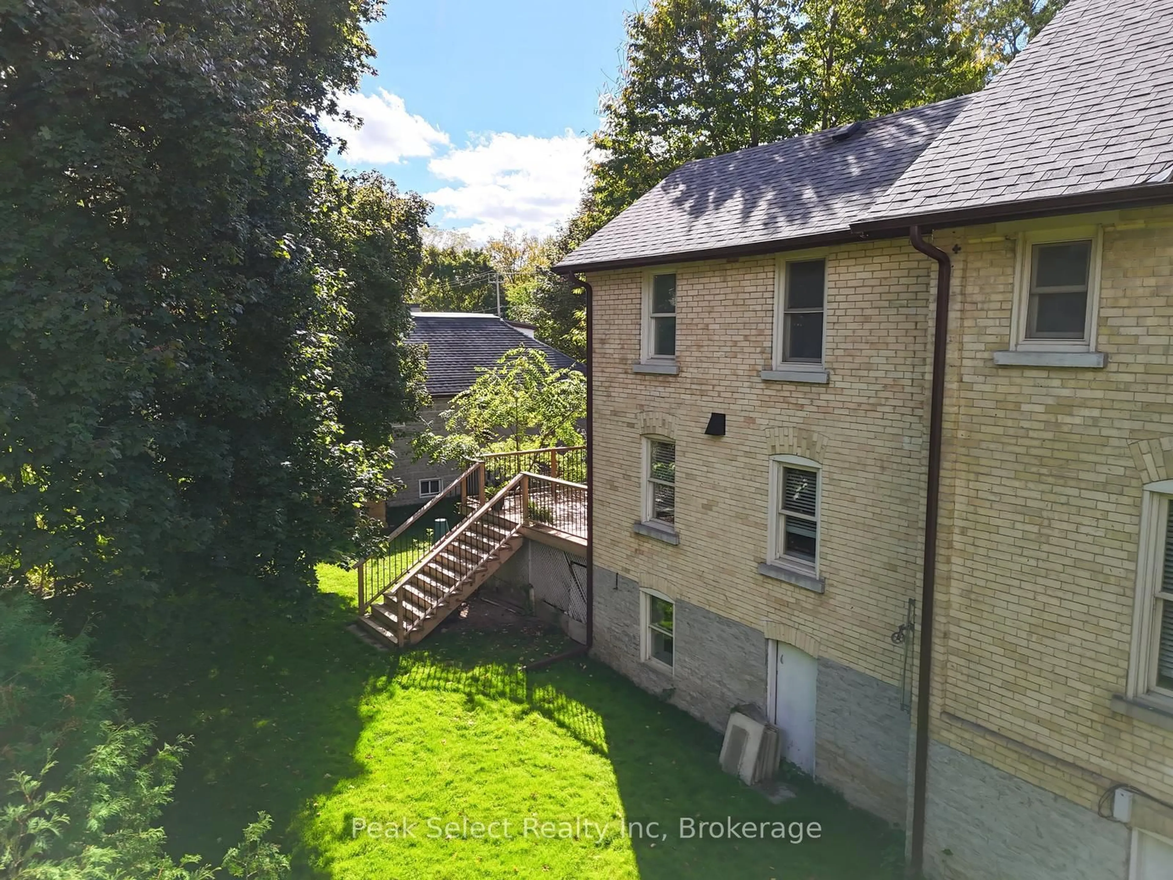 A pic from outside/outdoor area/front of a property/back of a property/a pic from drone, building for 382 Queen St, St. Marys Ontario N4X 1B2