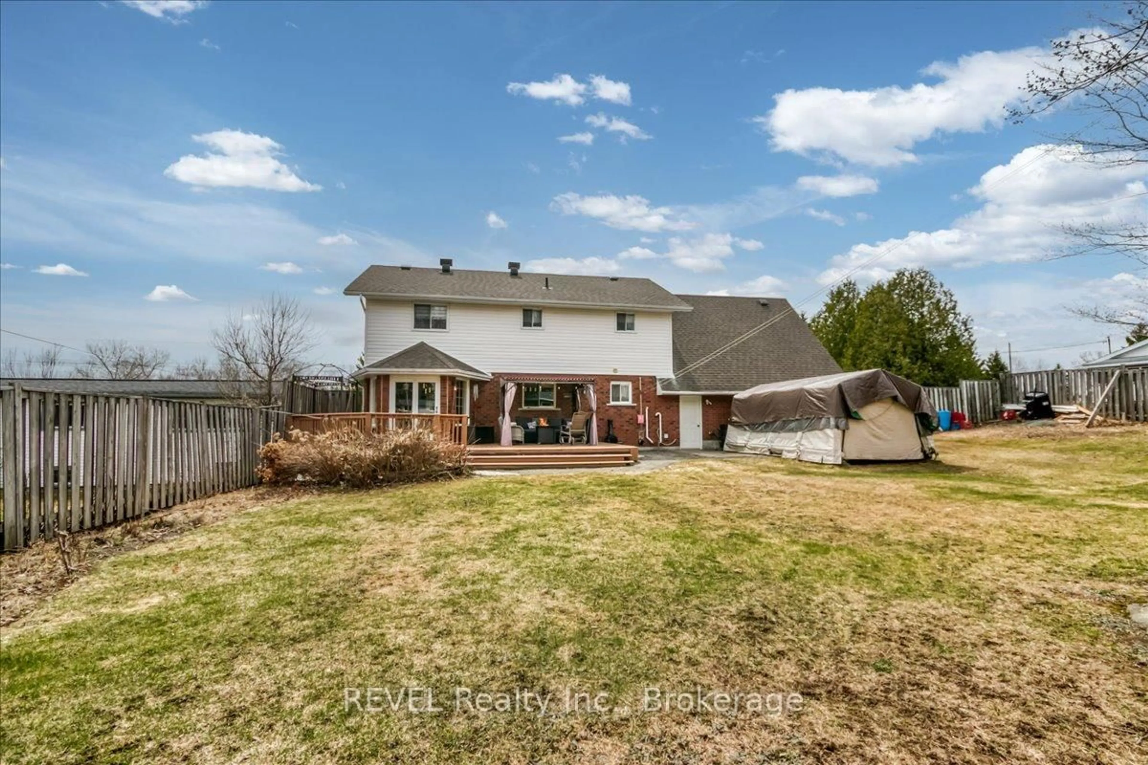 A pic from outside/outdoor area/front of a property/back of a property/a pic from drone, street for 1156 Vera St, Greater Sudbury Ontario P3N 1M6