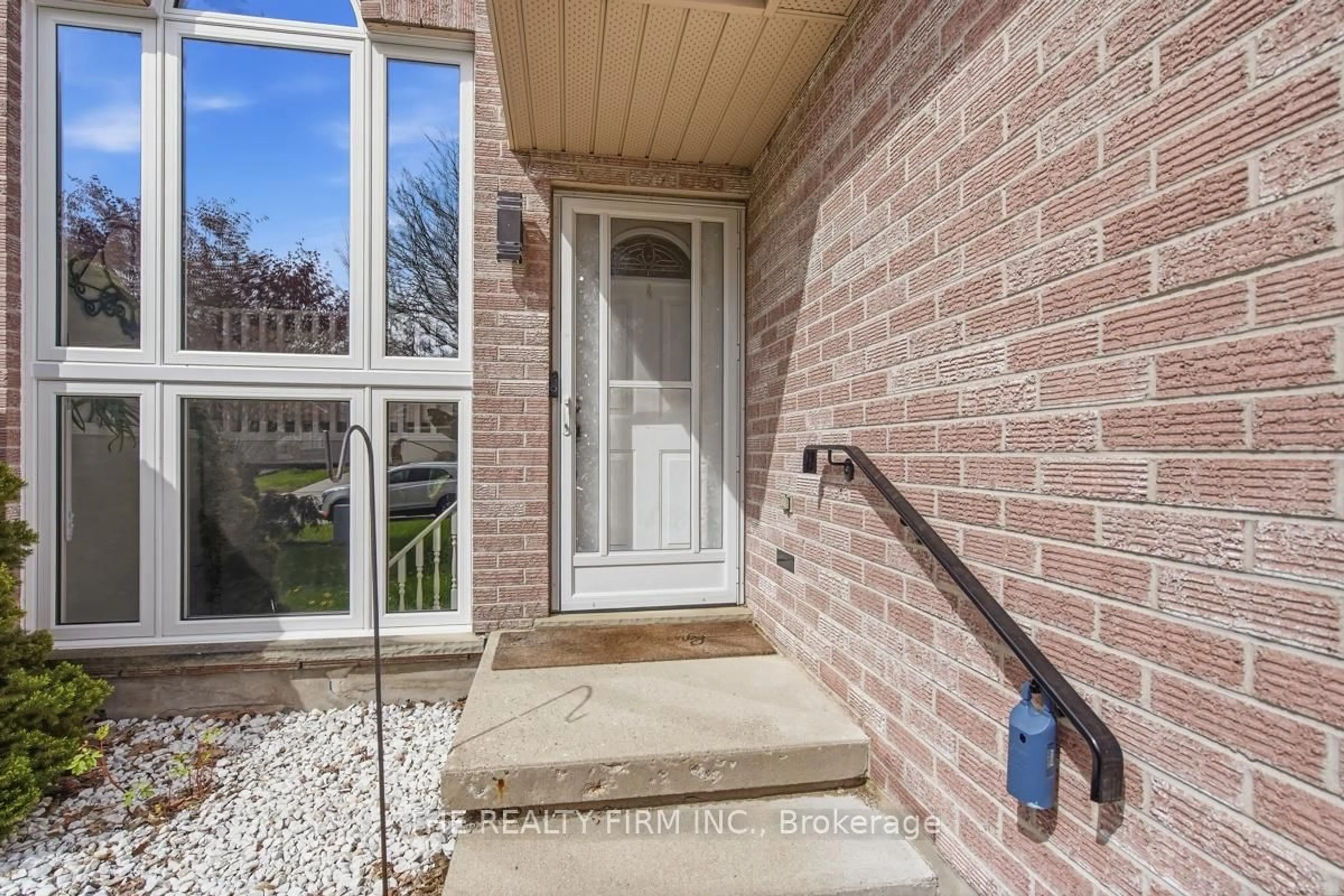 Indoor entryway for 320 Brookhaven Pl, London East Ontario N5Y 5N4