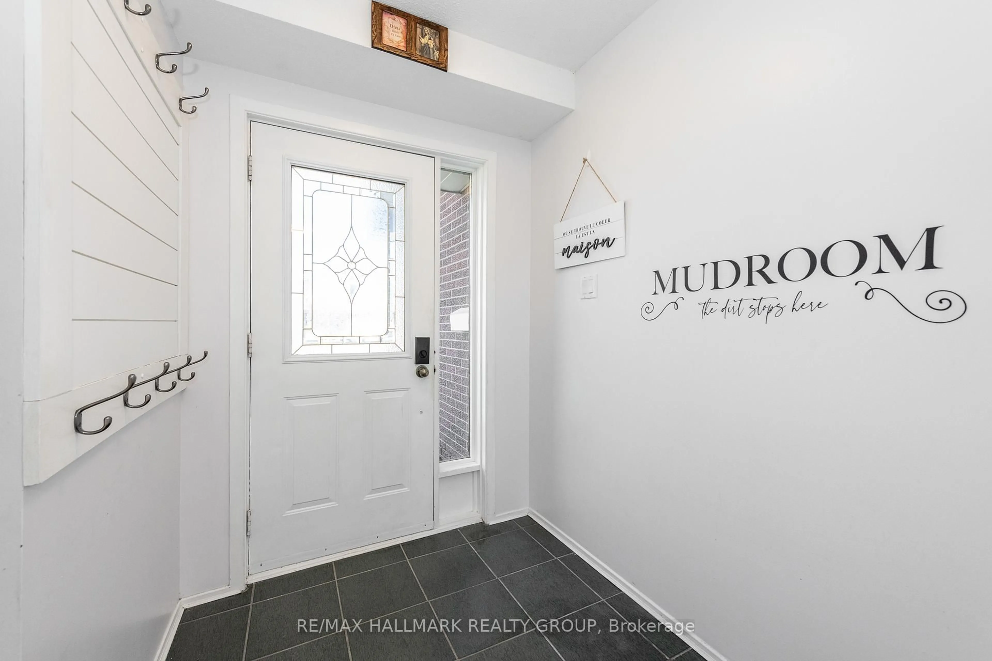 Indoor entryway for 6382 St. Louis Dr, Ottawa Ontario K1C 2Y1
