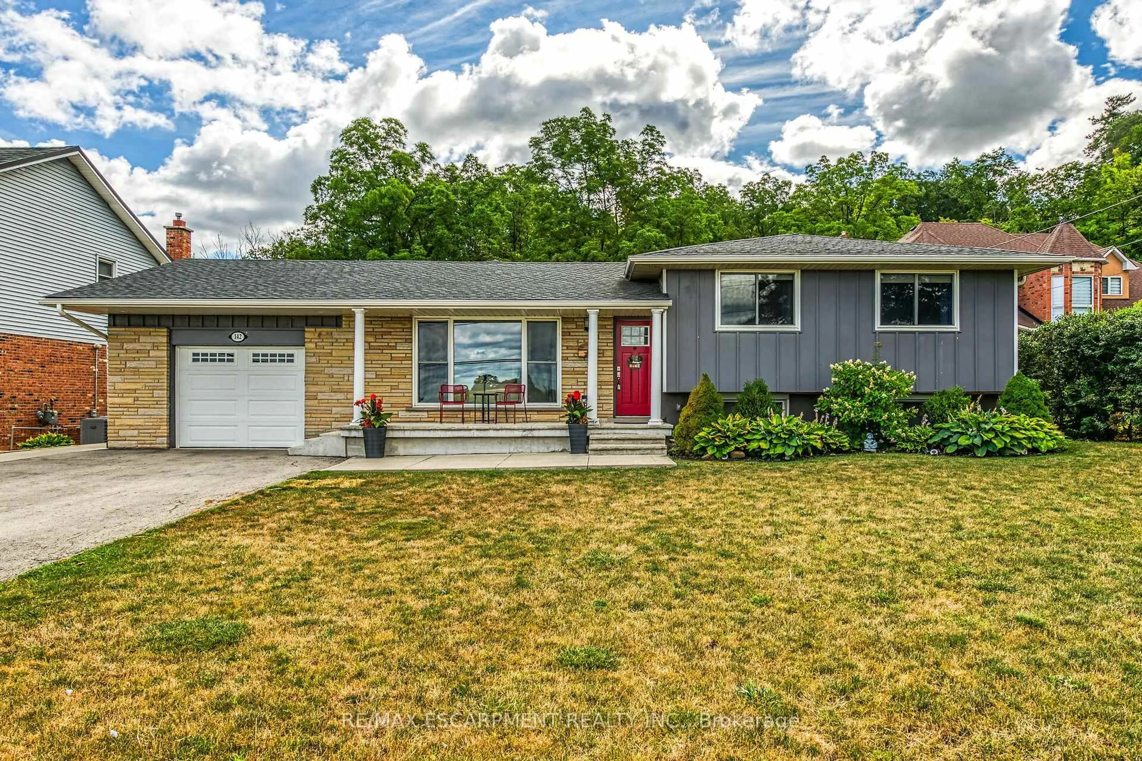 Home with vinyl exterior material, street for 142 MCNEILLY Rd, Hamilton Ontario L8E 5J1