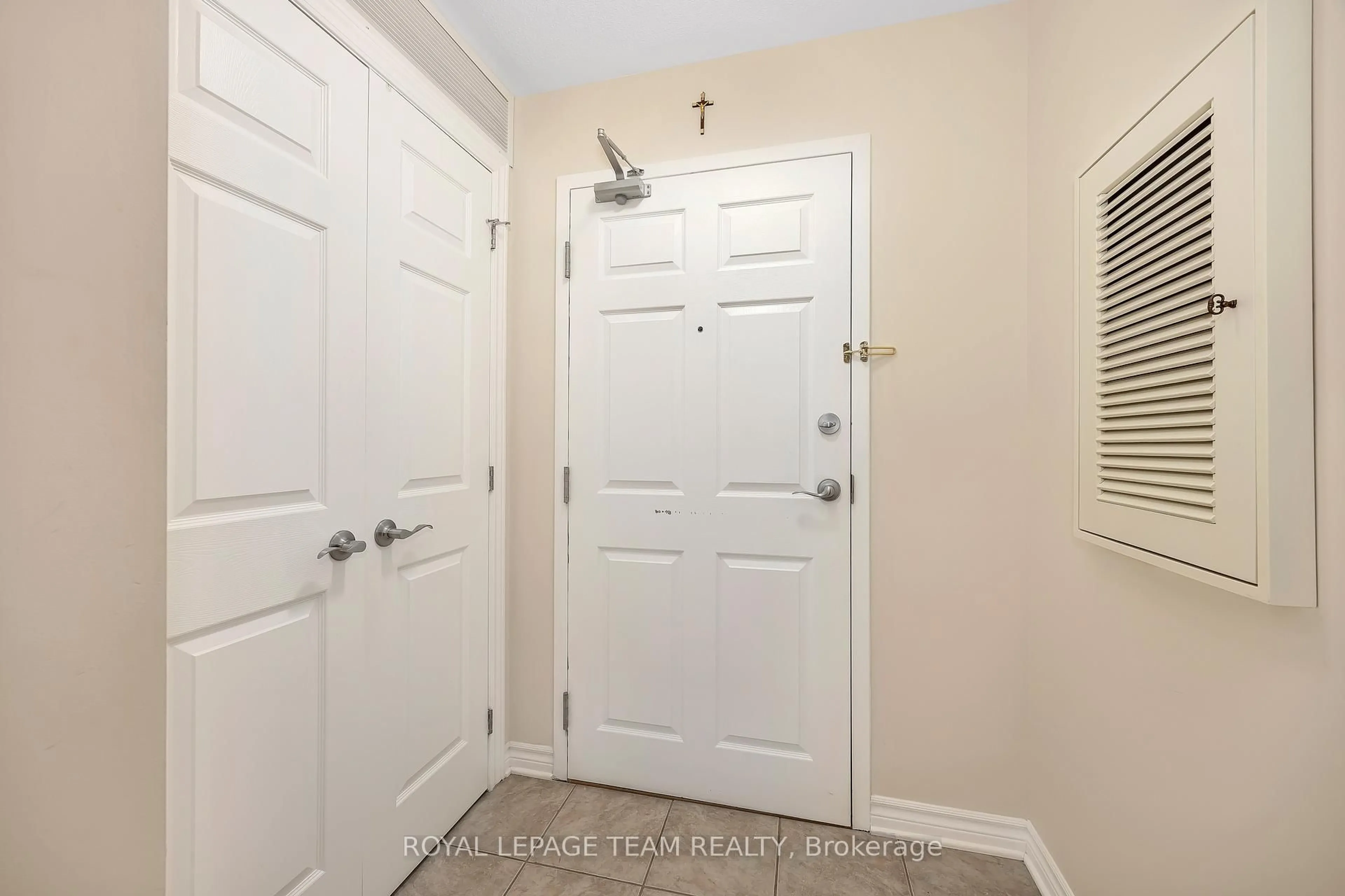 Indoor entryway for 52 Magnolia Way #203, North Grenville Ontario K0G 1J0