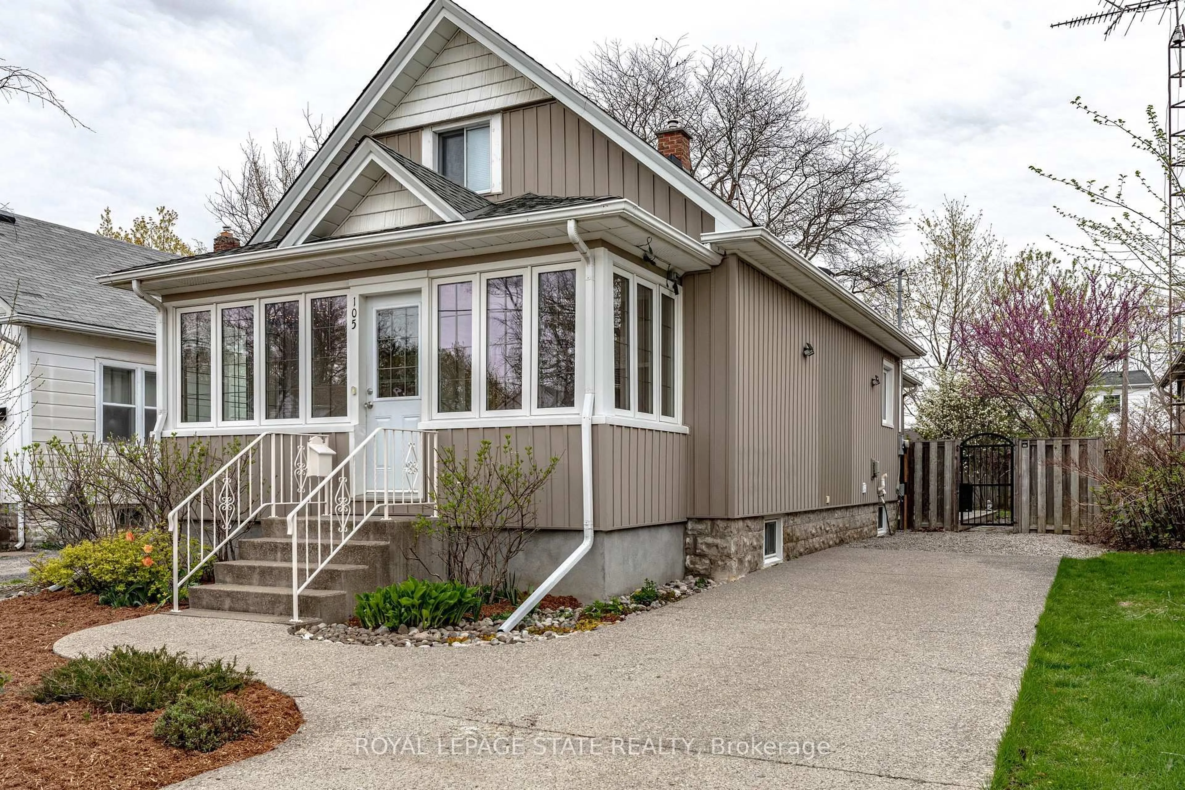 Home with vinyl exterior material, street for 105 Highland Ave, St. Catharines Ontario L2R 4H9
