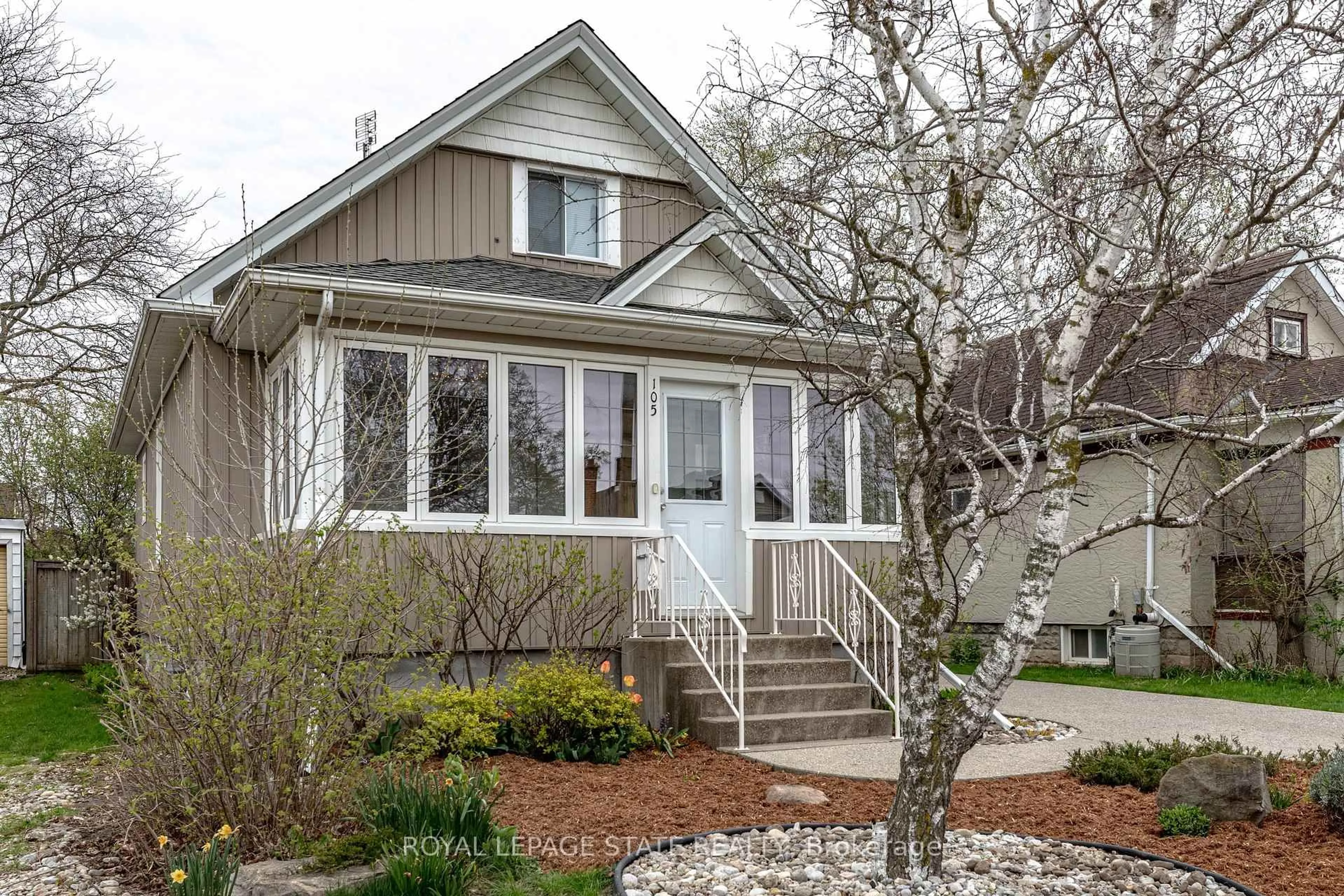 Home with vinyl exterior material, street for 105 Highland Ave, St. Catharines Ontario L2R 4H9