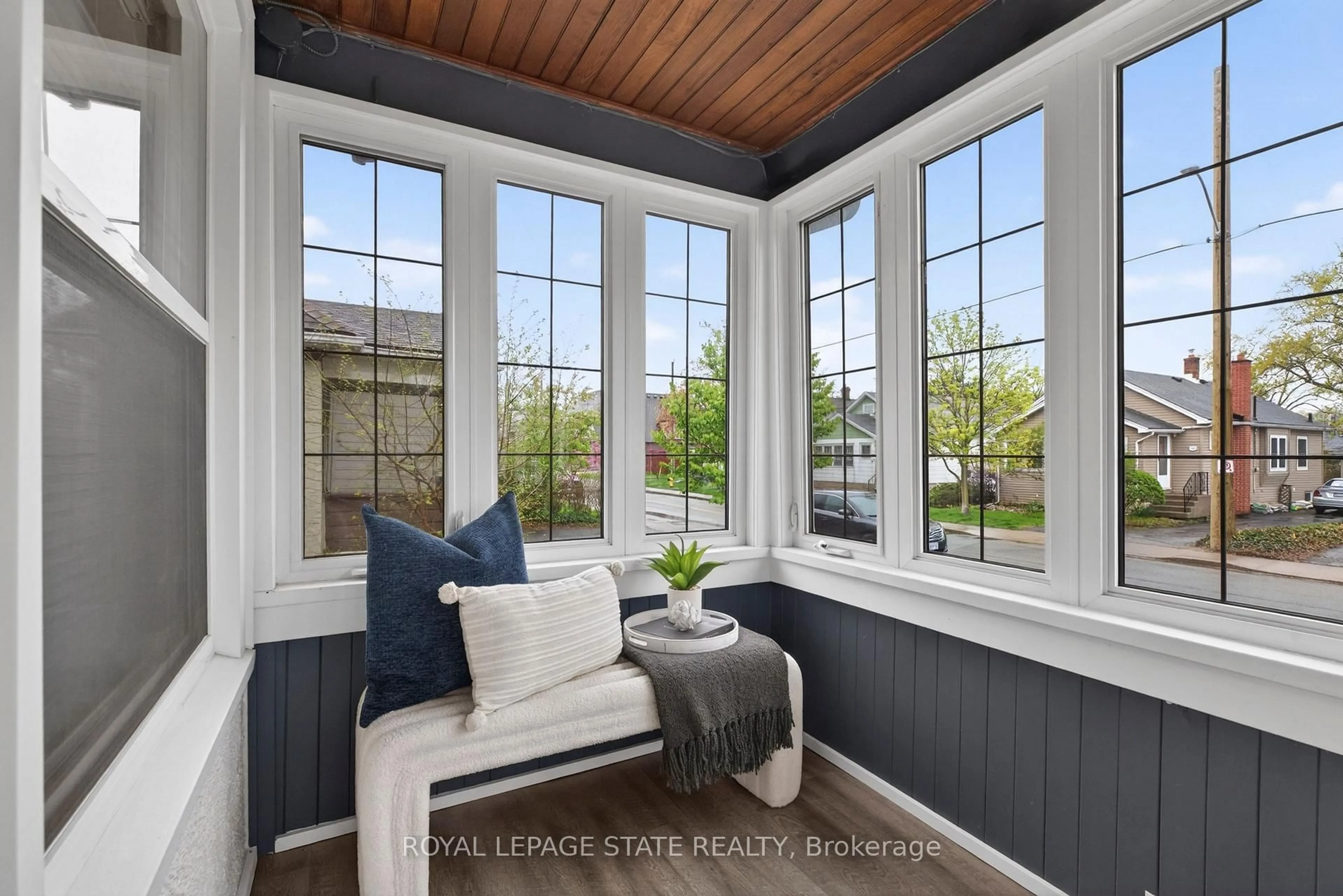 Indoor entryway for 105 Highland Ave, St. Catharines Ontario L2R 4H9