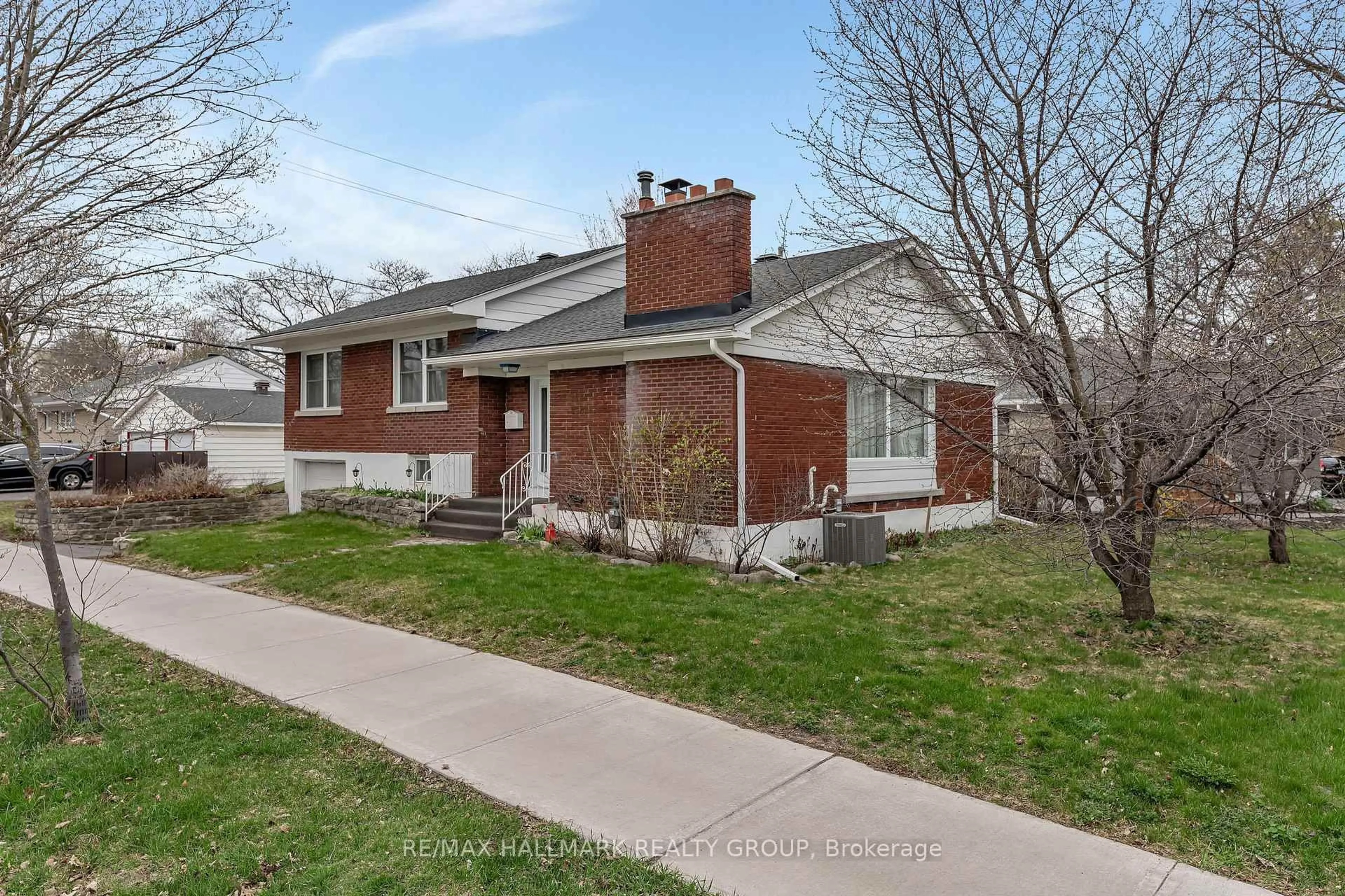 Home with brick exterior material, street for 735 Chapman Blvd, Ottawa Ontario K1G 1T7
