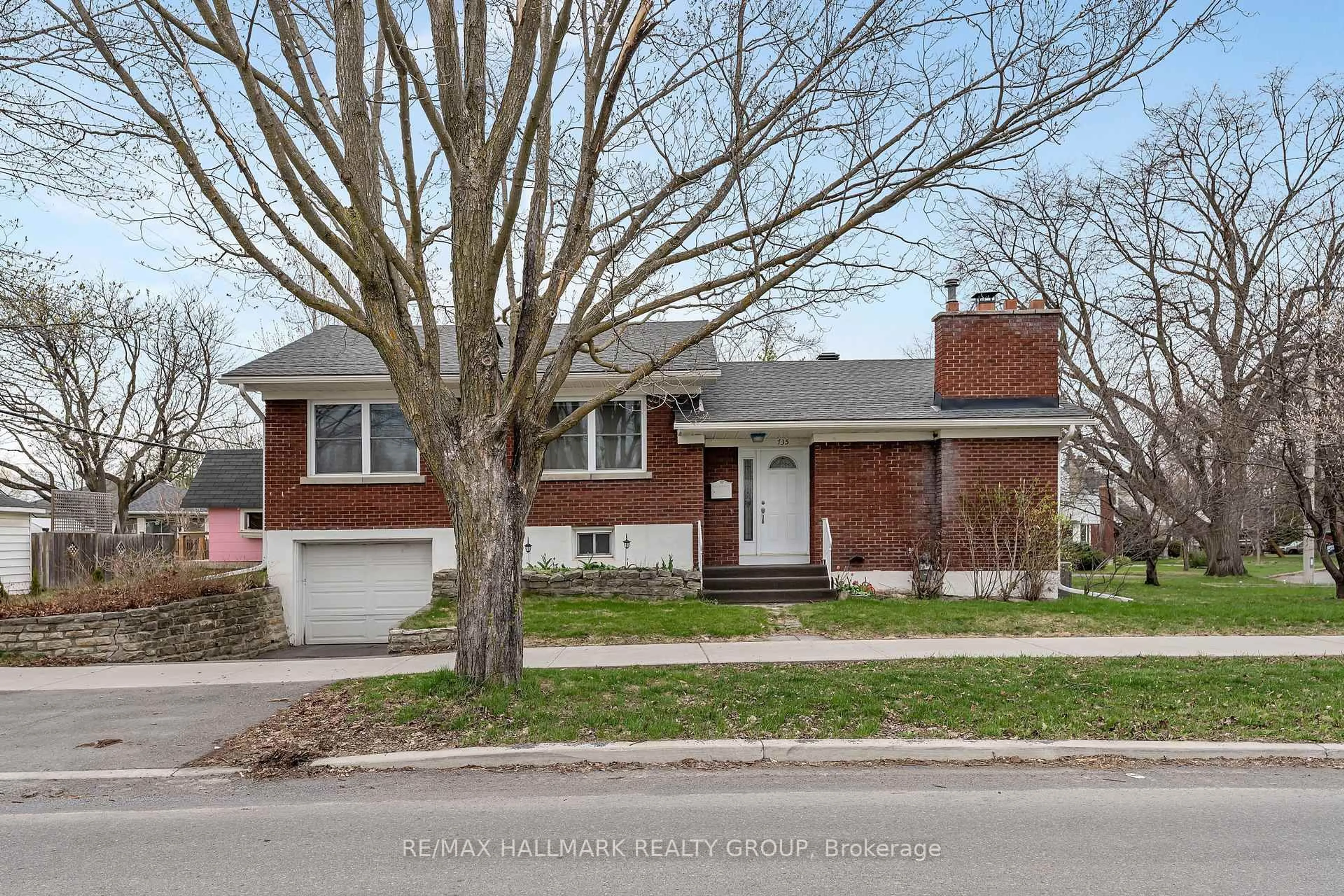 Home with brick exterior material, street for 735 Chapman Blvd, Ottawa Ontario K1G 1T7