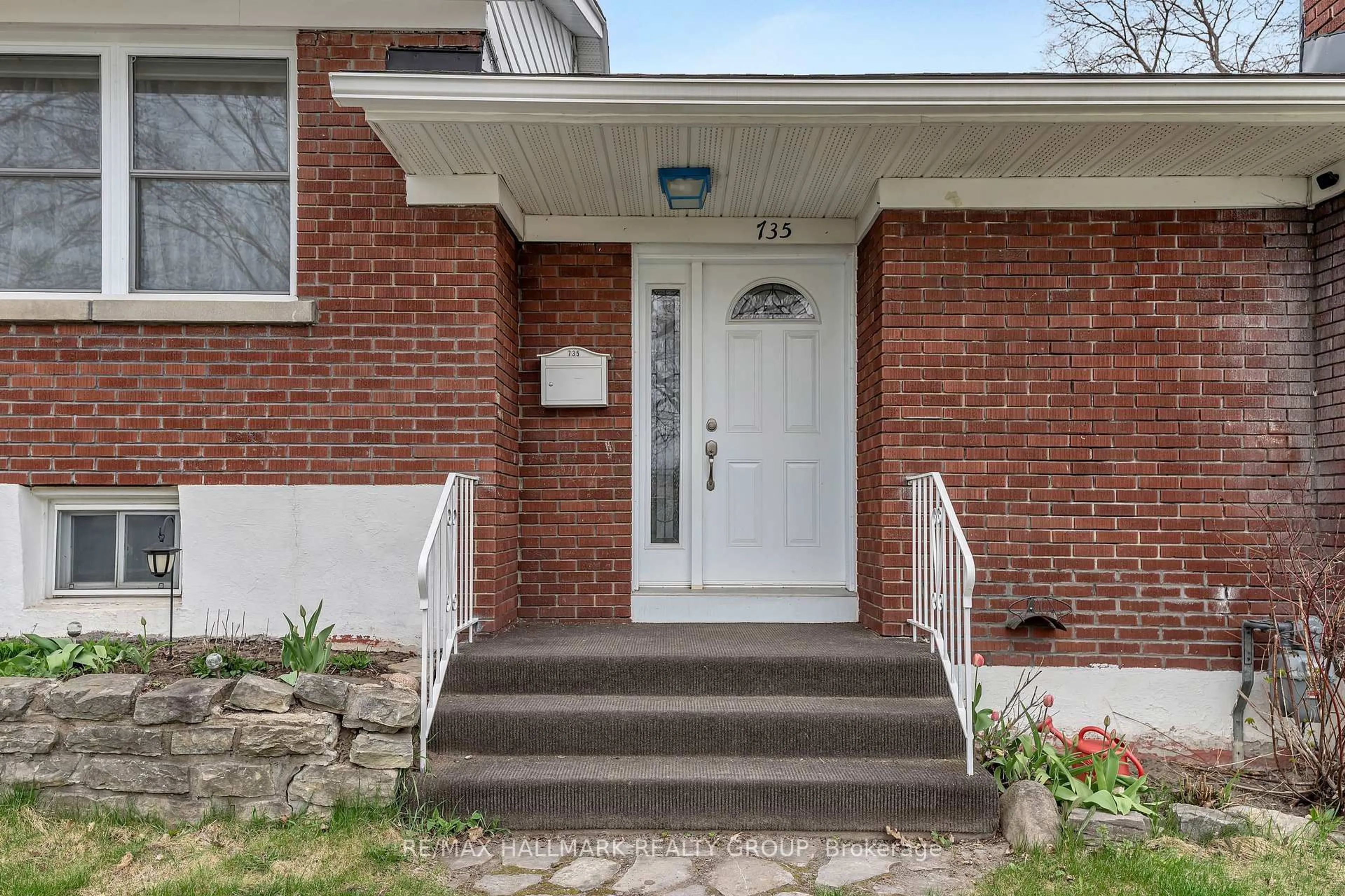 Home with brick exterior material, street for 735 Chapman Blvd, Ottawa Ontario K1G 1T7