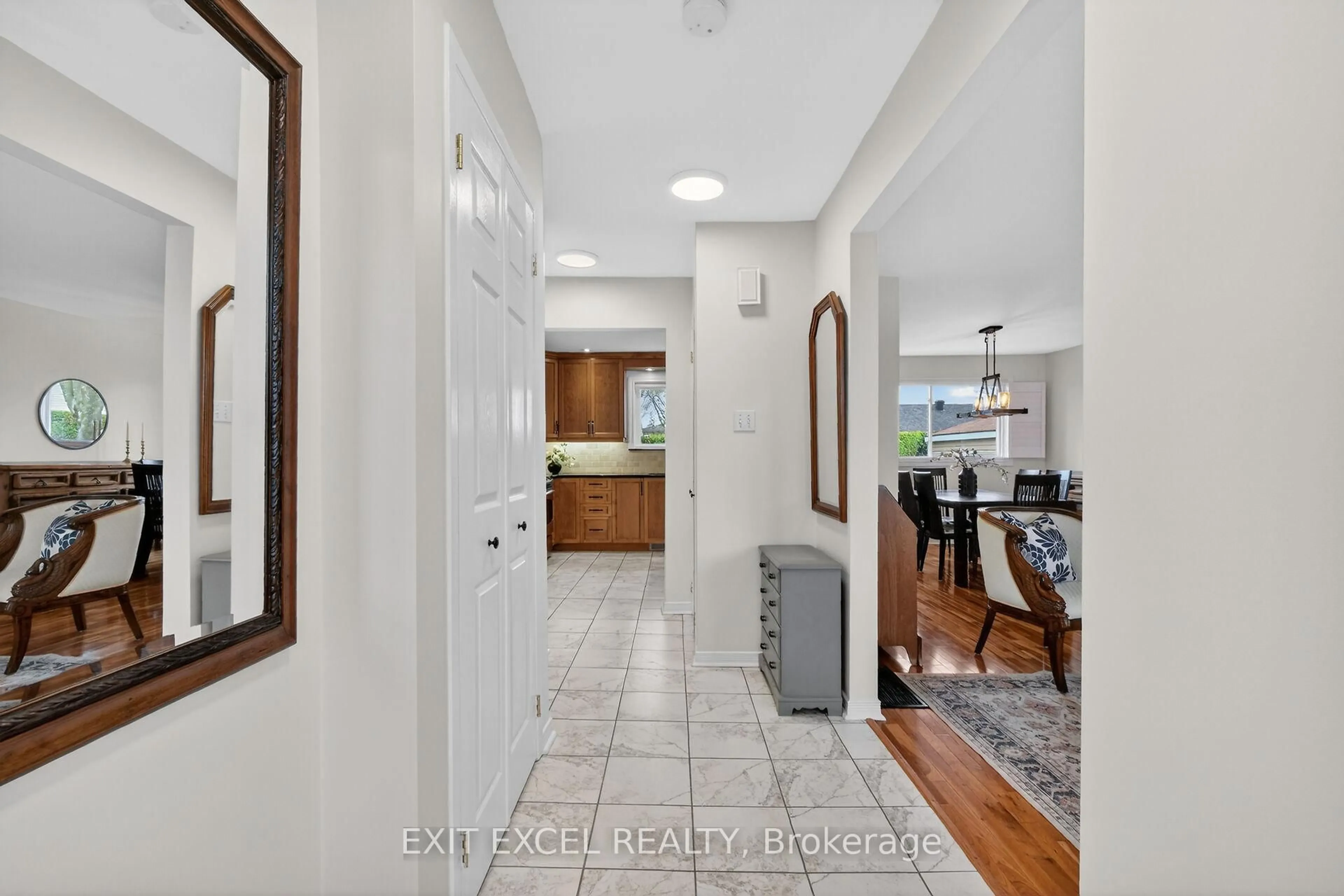 Indoor entryway for 1554 Rosebella Ave, Ottawa Ontario K1T 1E8