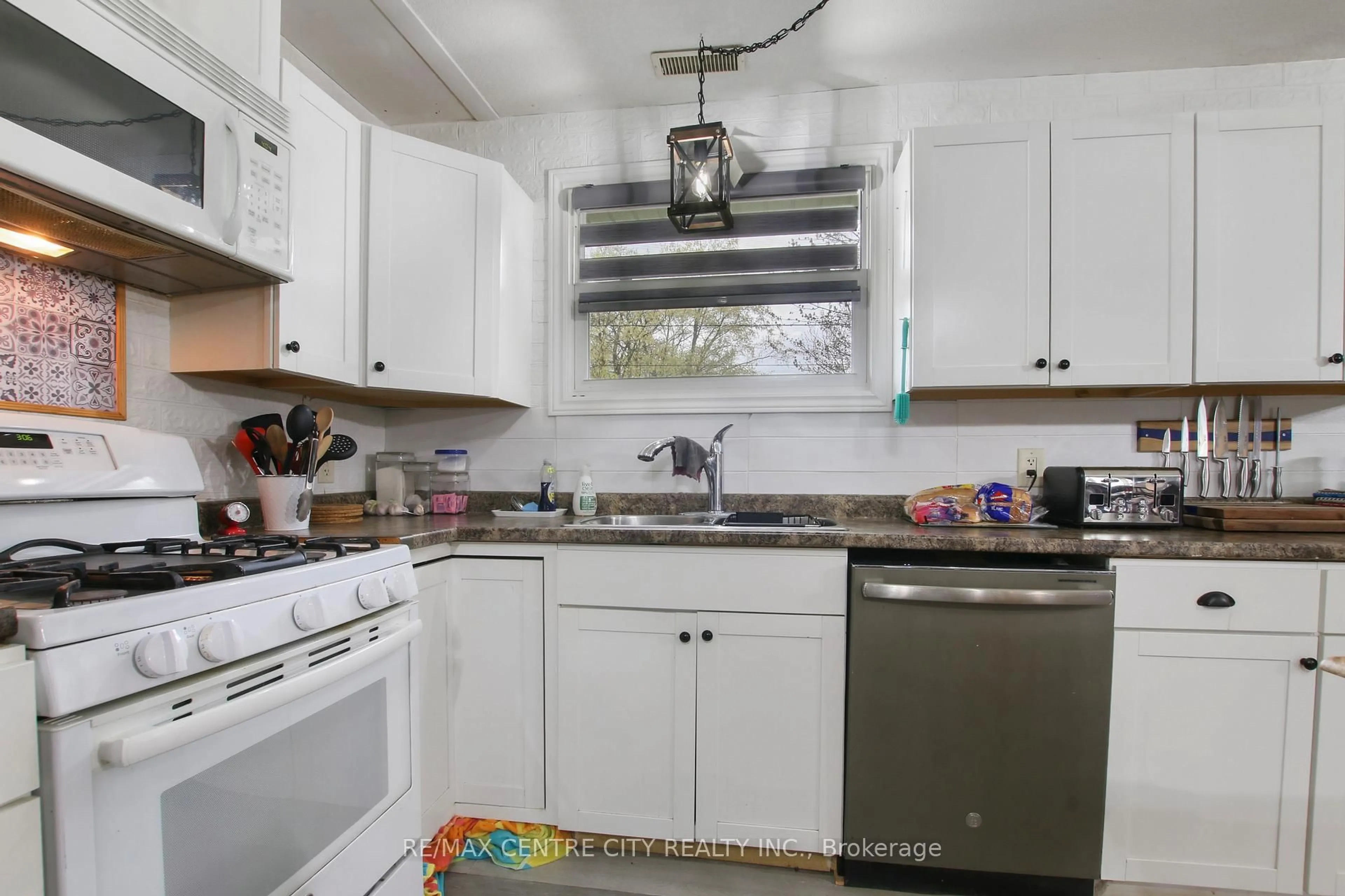 Standard kitchen, unknown for 129 Duchess Ave, Lucan Biddulph Ontario N0M 2J0