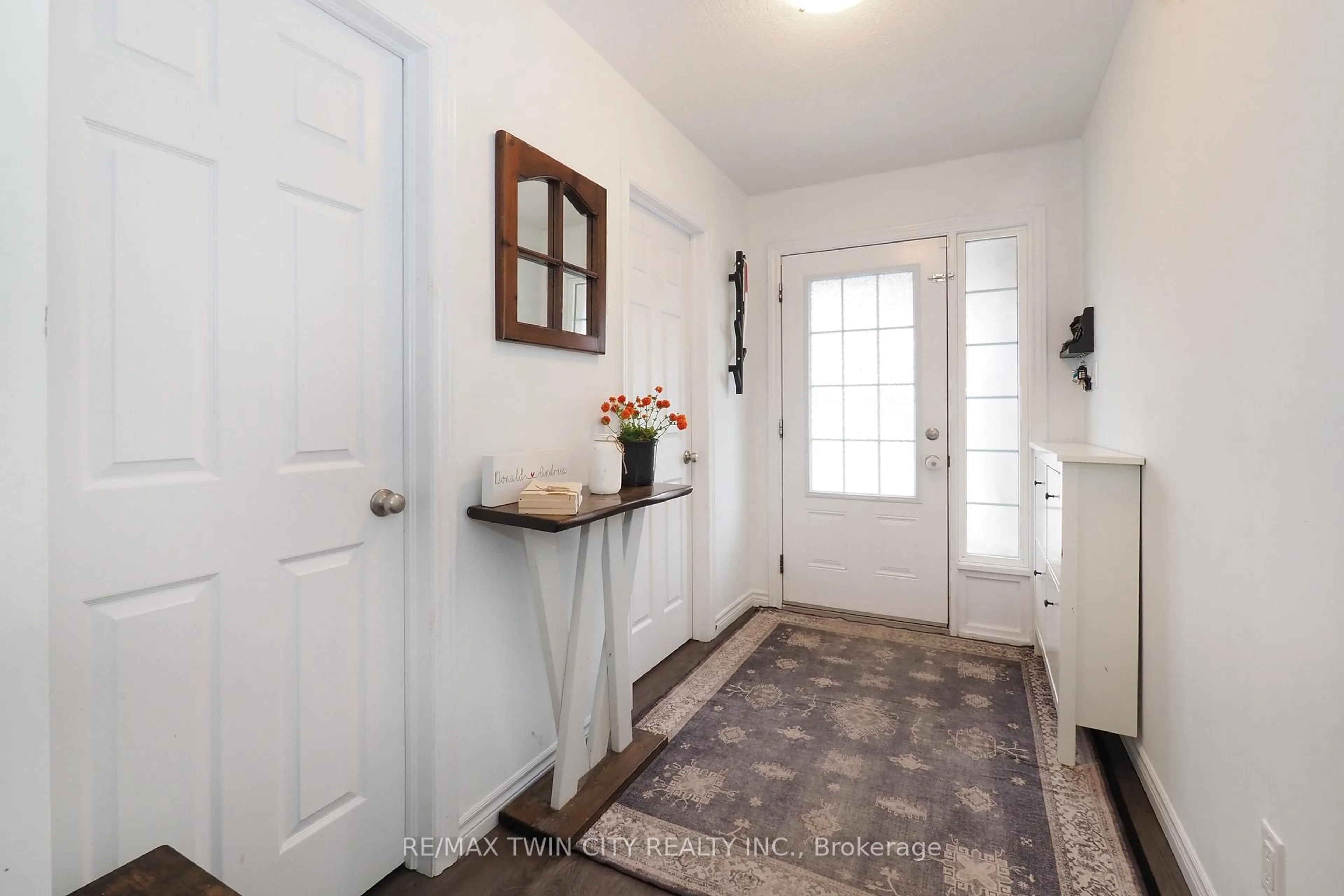 Indoor entryway for 27 GLEASON Cres, Kitchener Ontario N2M 0B7