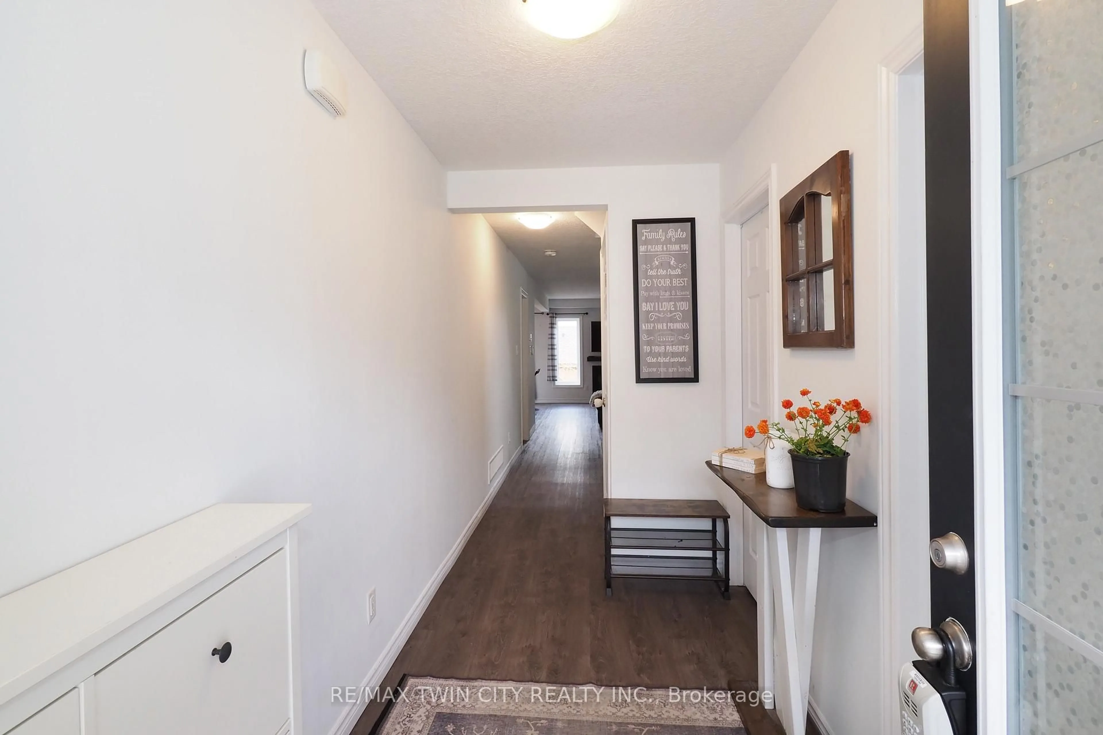 Indoor entryway for 27 GLEASON Cres, Kitchener Ontario N2M 0B7