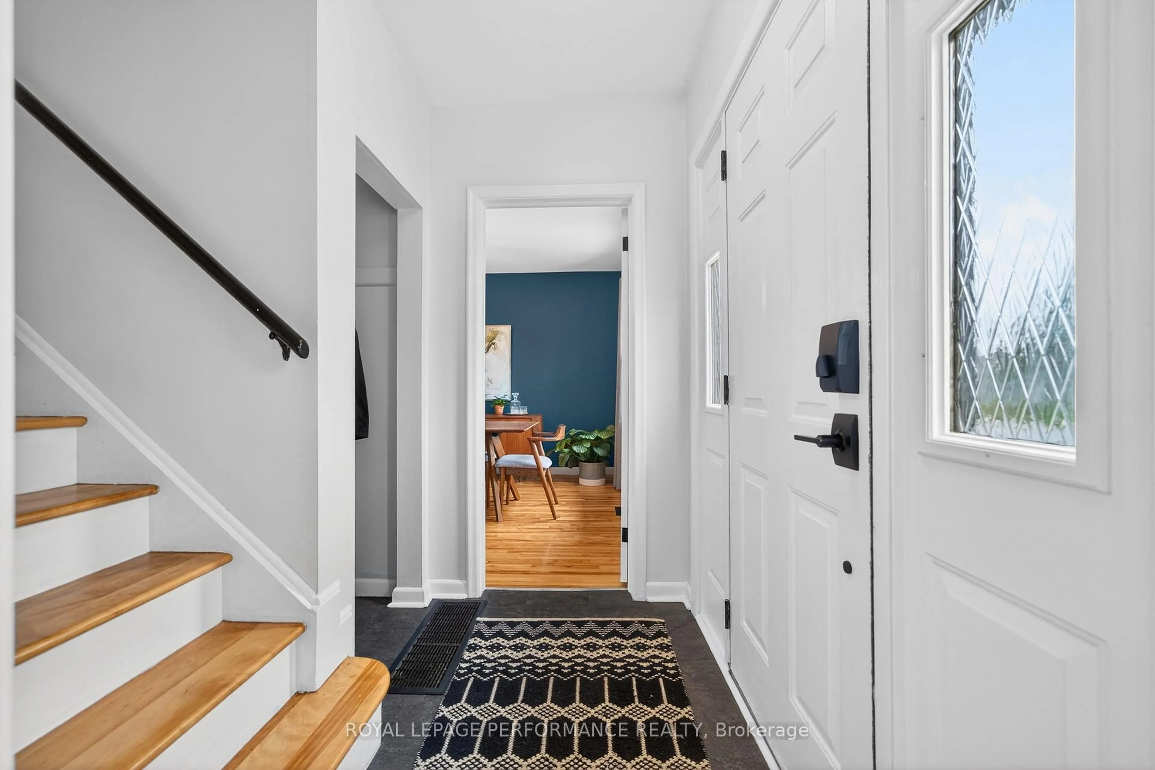 Indoor entryway for 1948 Othello Ave, Ottawa Ontario K1G 2A4