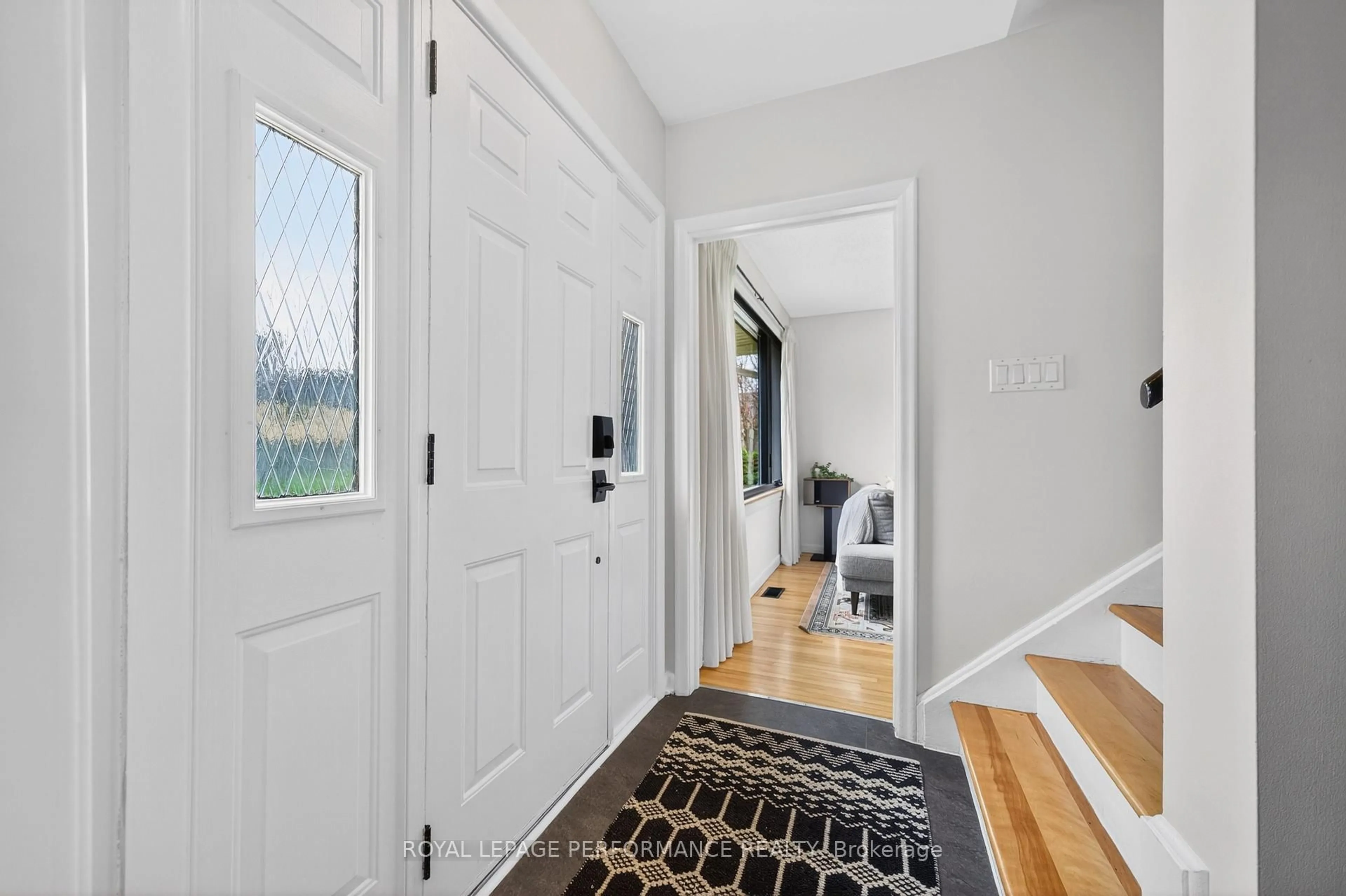 Indoor entryway for 1948 Othello Ave, Ottawa Ontario K1G 2A4