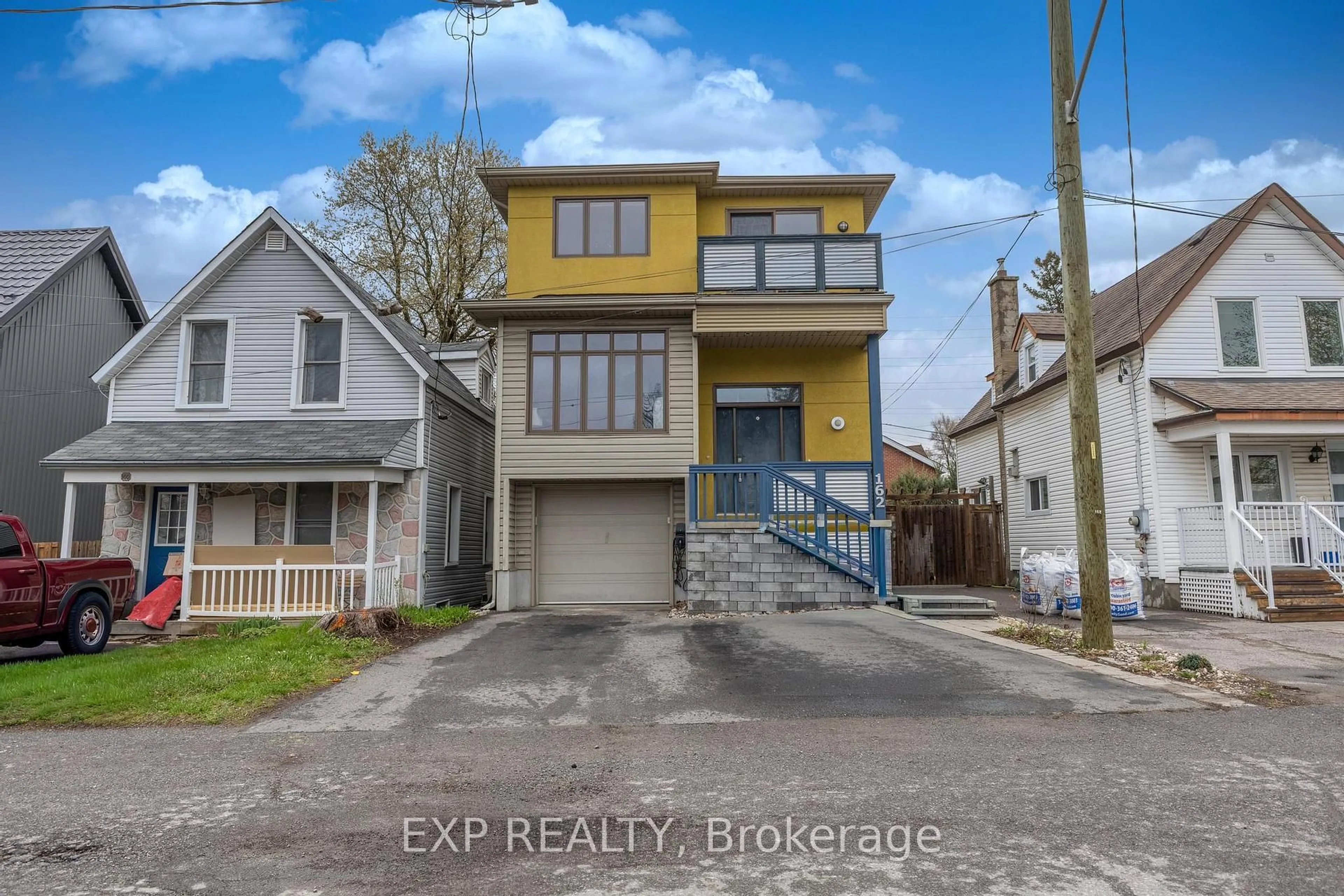 A pic from outside/outdoor area/front of a property/back of a property/a pic from drone, street for 162 Westhaven Cres, Ottawa Ontario K1Z 7G3
