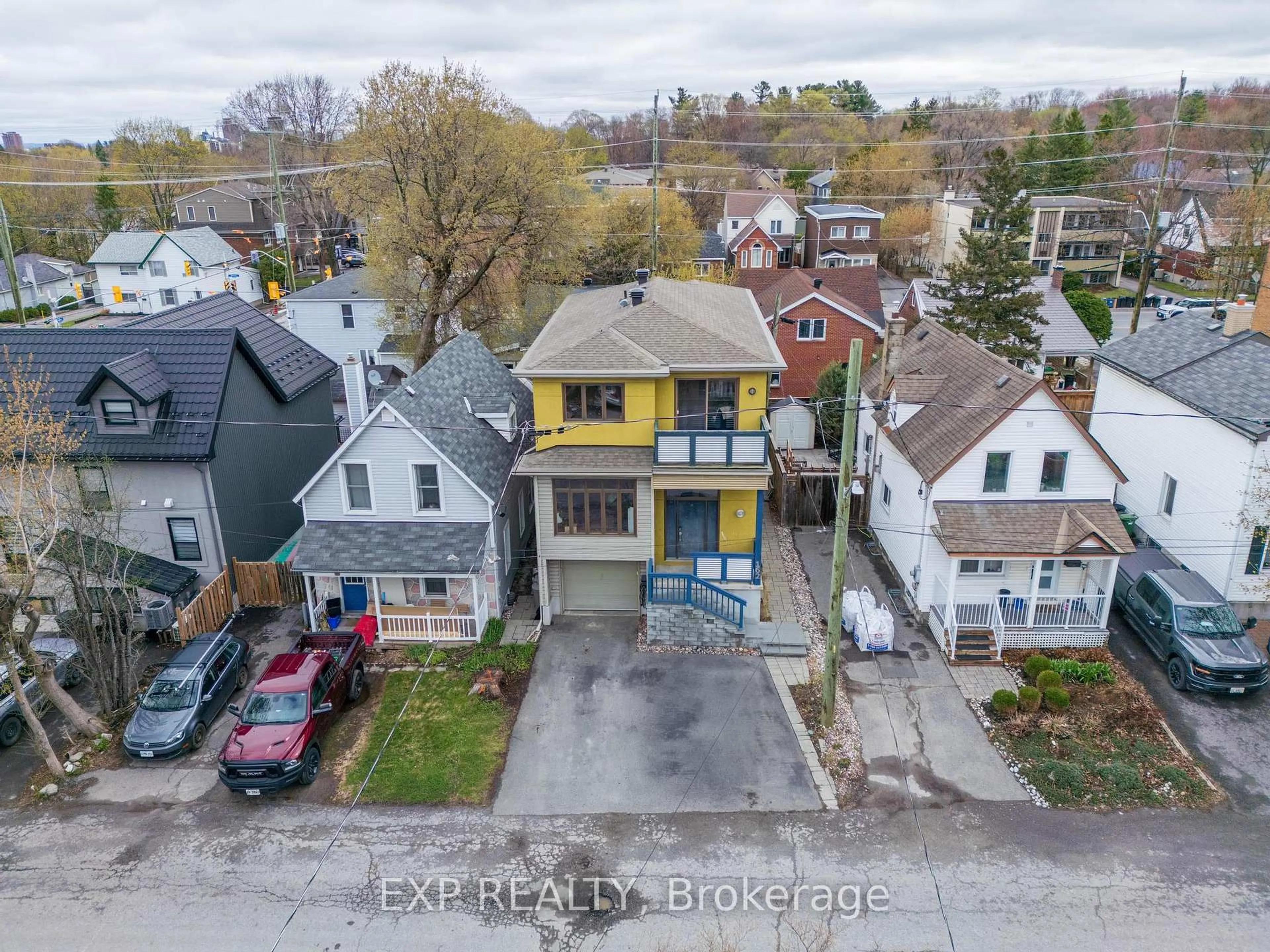 A pic from outside/outdoor area/front of a property/back of a property/a pic from drone, street for 162 Westhaven Cres, Ottawa Ontario K1Z 7G3