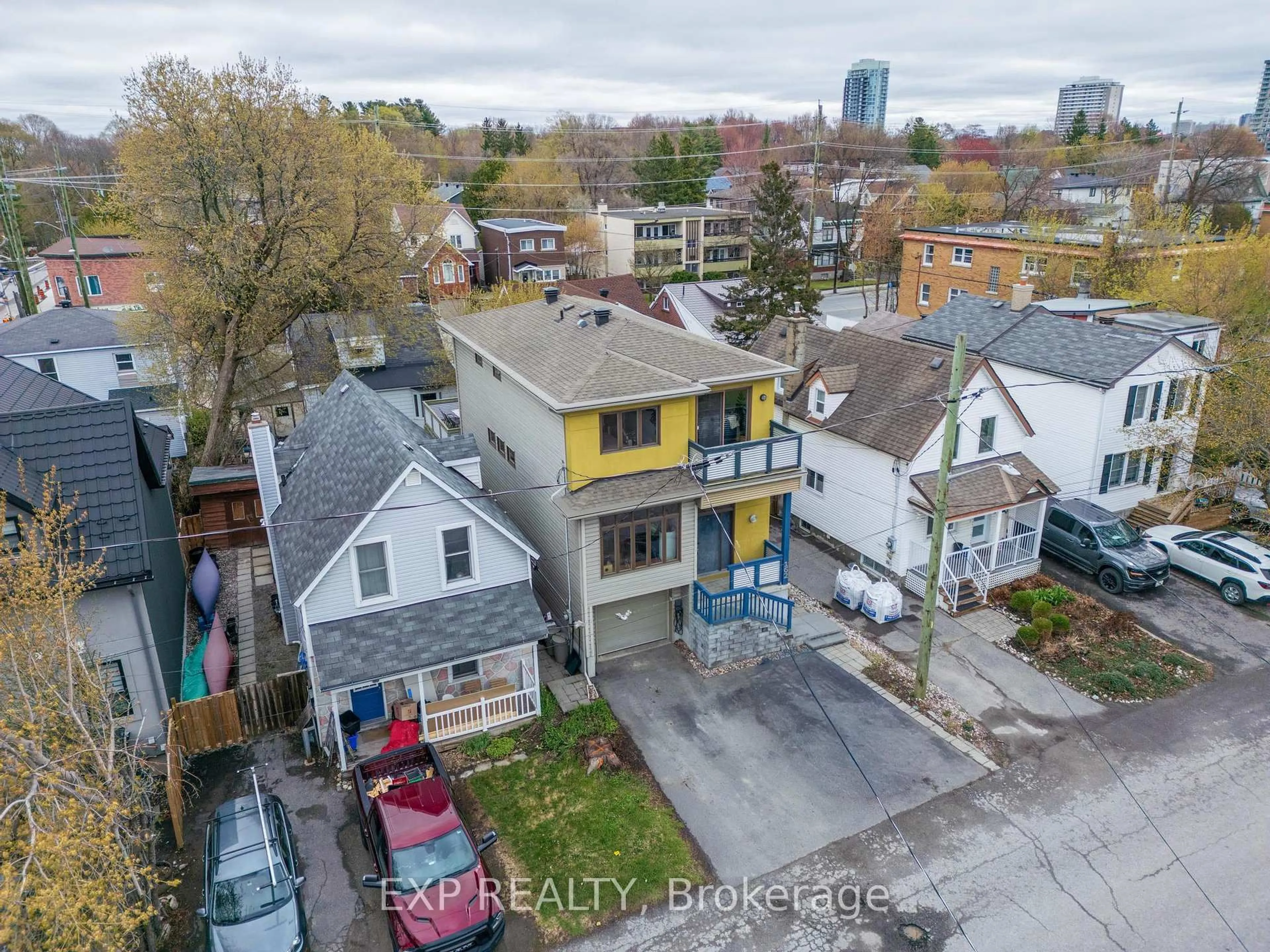 A pic from outside/outdoor area/front of a property/back of a property/a pic from drone, city buildings view from balcony for 162 Westhaven Cres, Ottawa Ontario K1Z 7G3