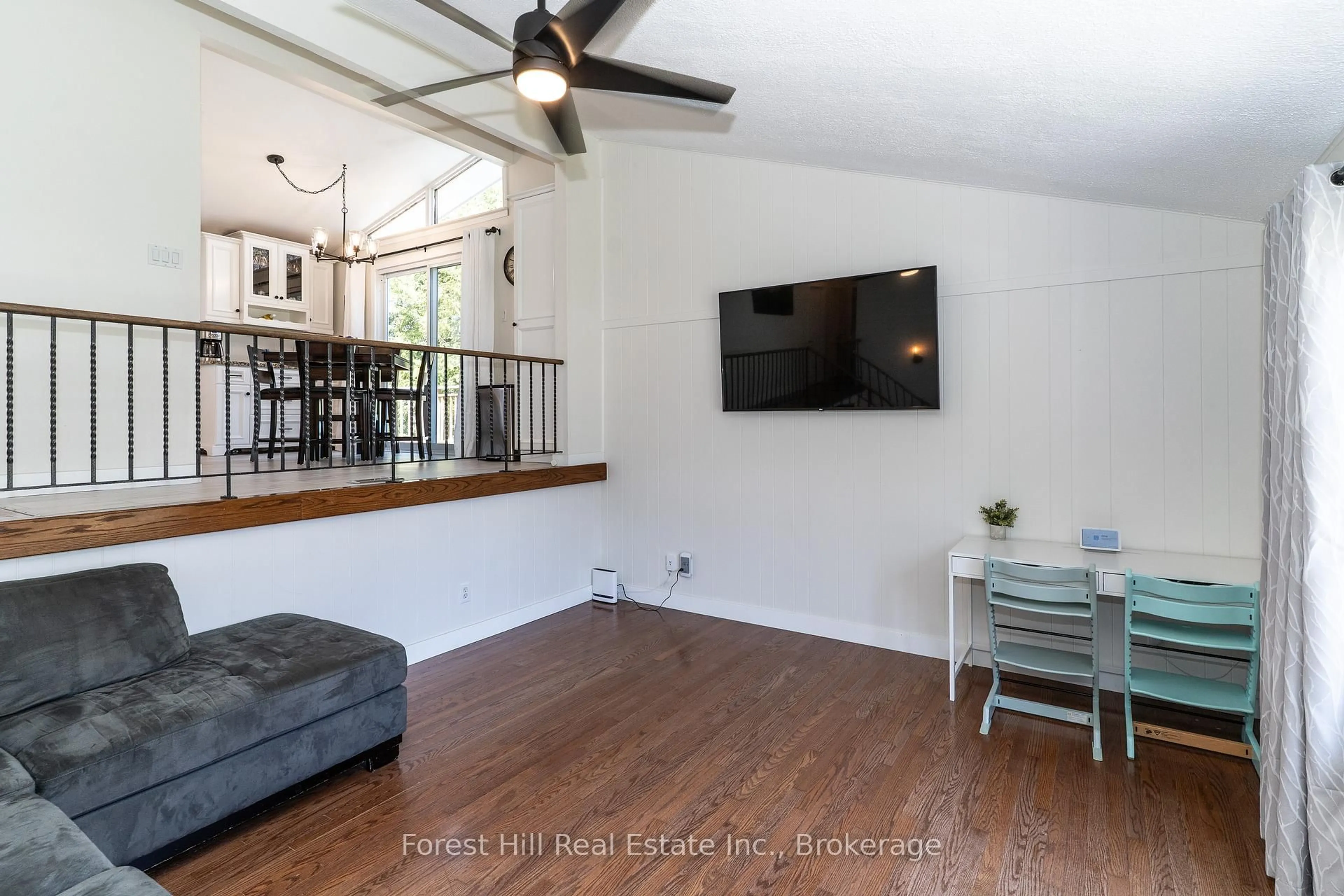 Living room with furniture, unknown for 1022 Burgess Ave, Muskoka Lakes Ontario P0C 1A0