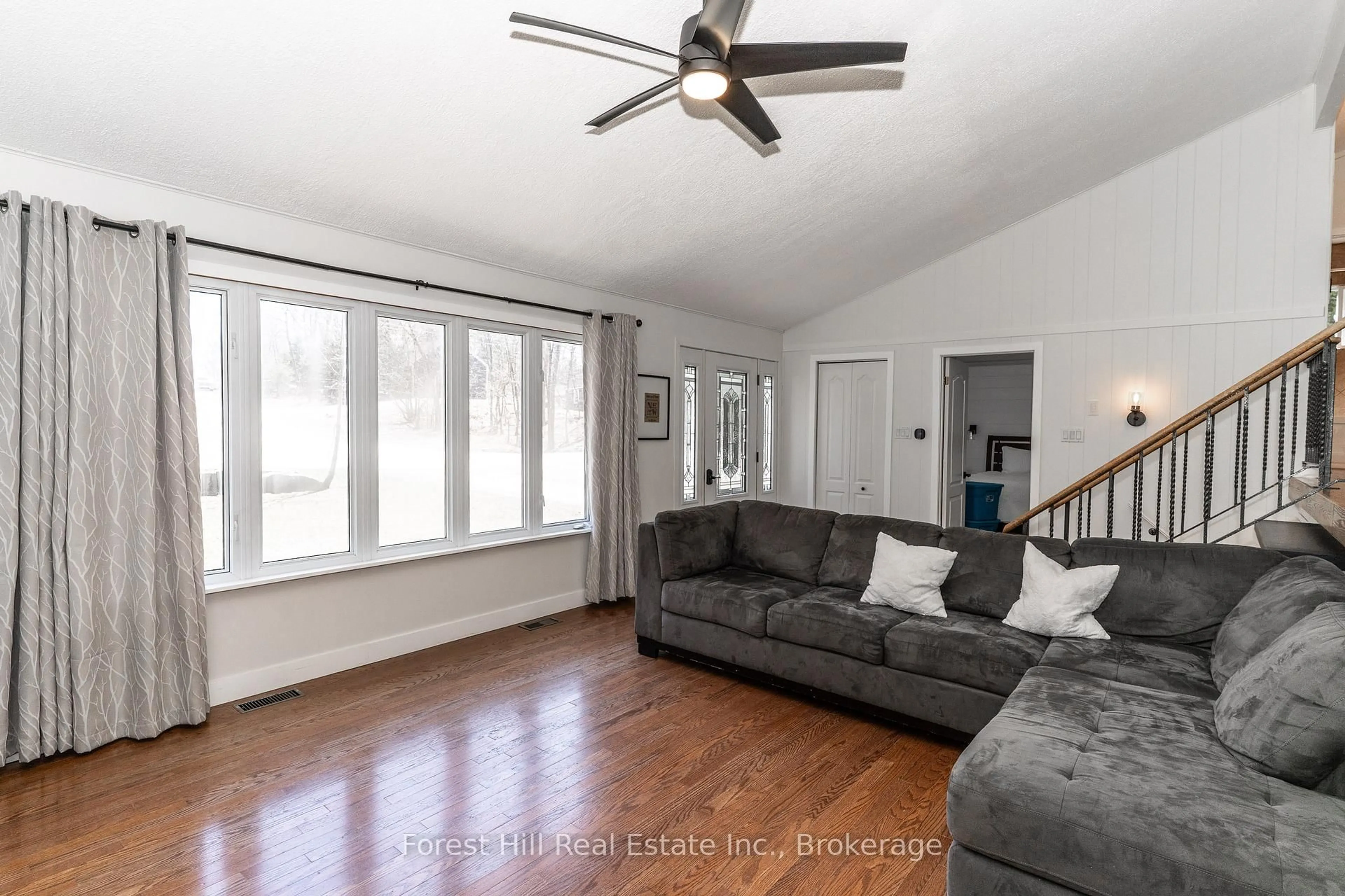 Living room with furniture, unknown for 1022 Burgess Ave, Muskoka Lakes Ontario P0C 1A0