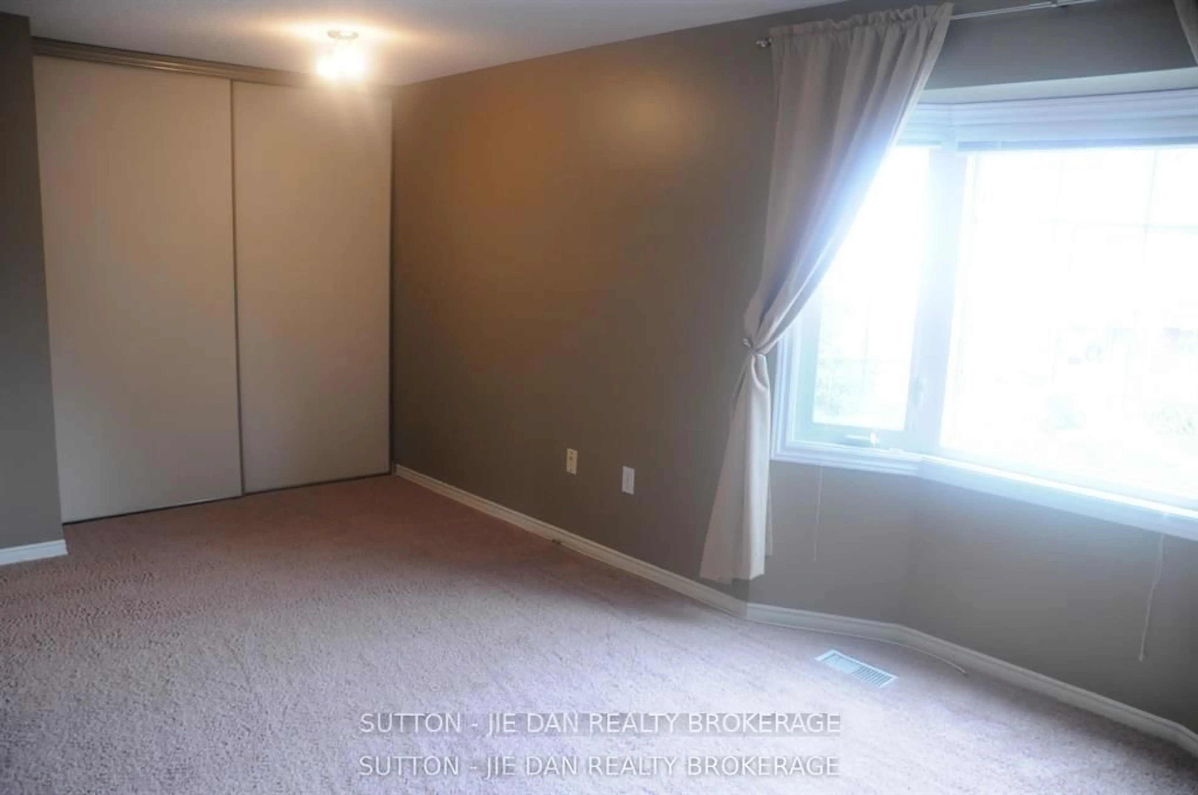 A pic of a room for 70 CHAPMAN Crt #63, London North Ontario N6G 4Z9