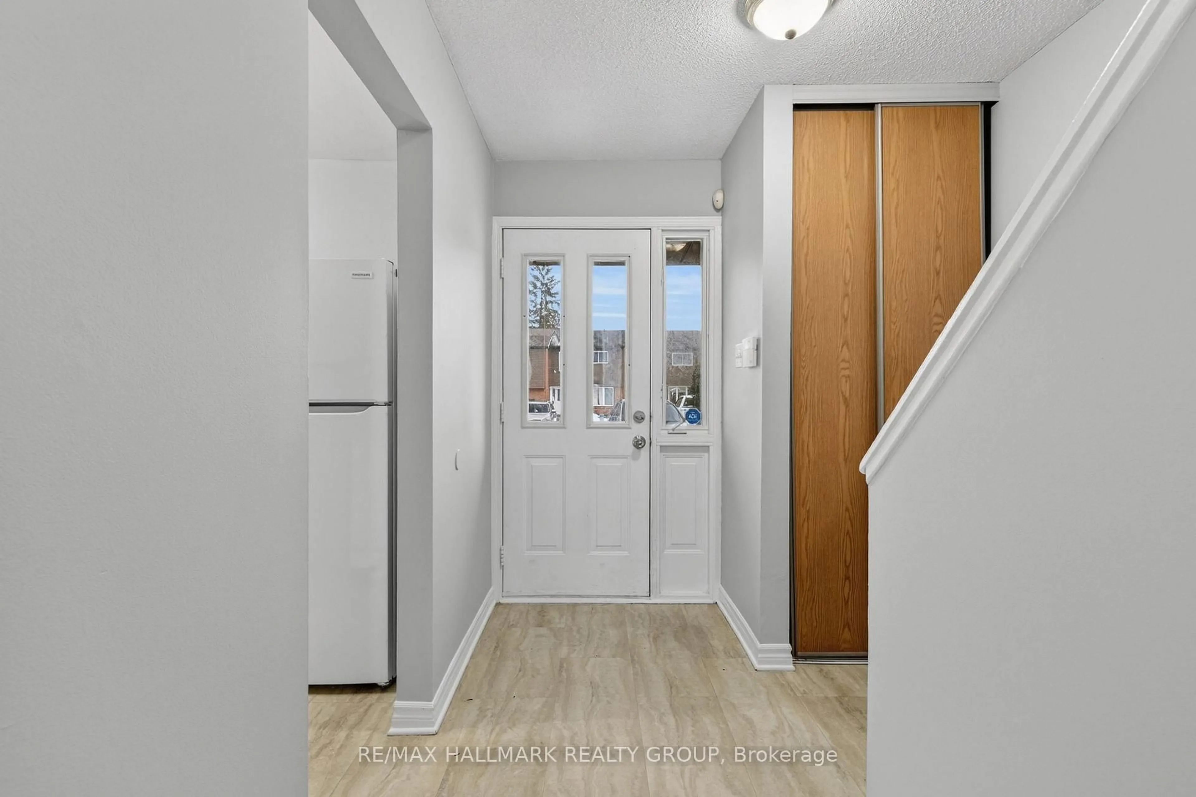 Indoor entryway for 3219 Stockton Dr, Ottawa Ontario K1T 1S3