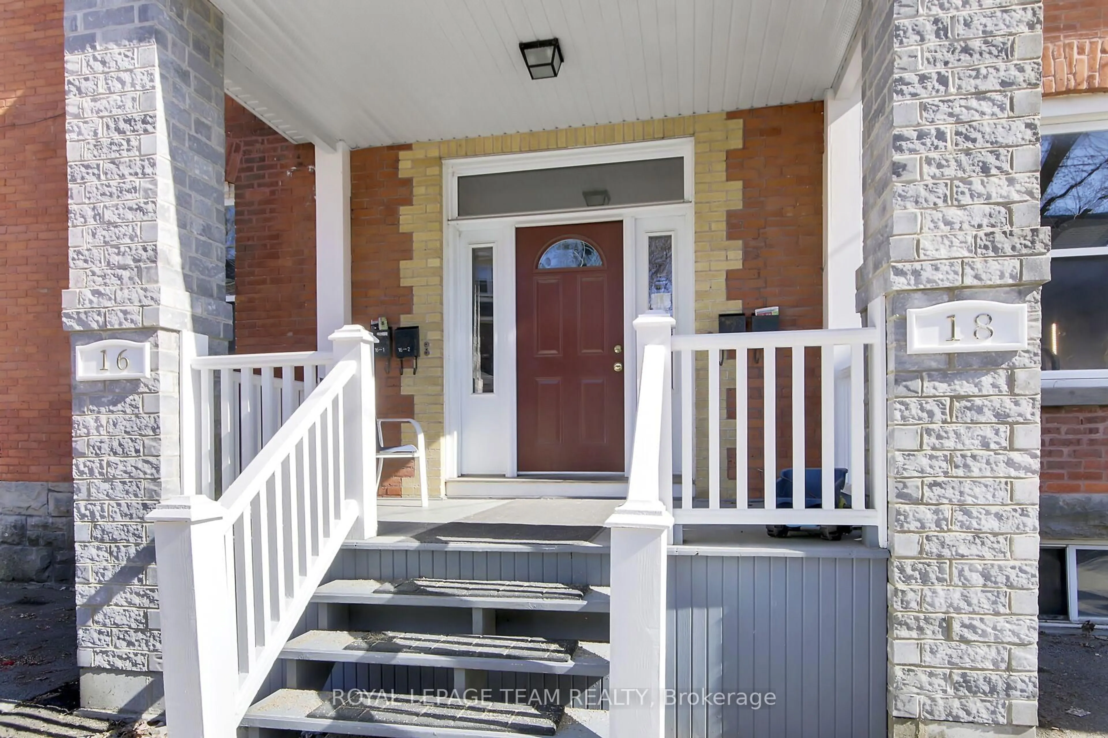 Indoor entryway for 16-18 Regent St, Ottawa Ontario K1S 2R5