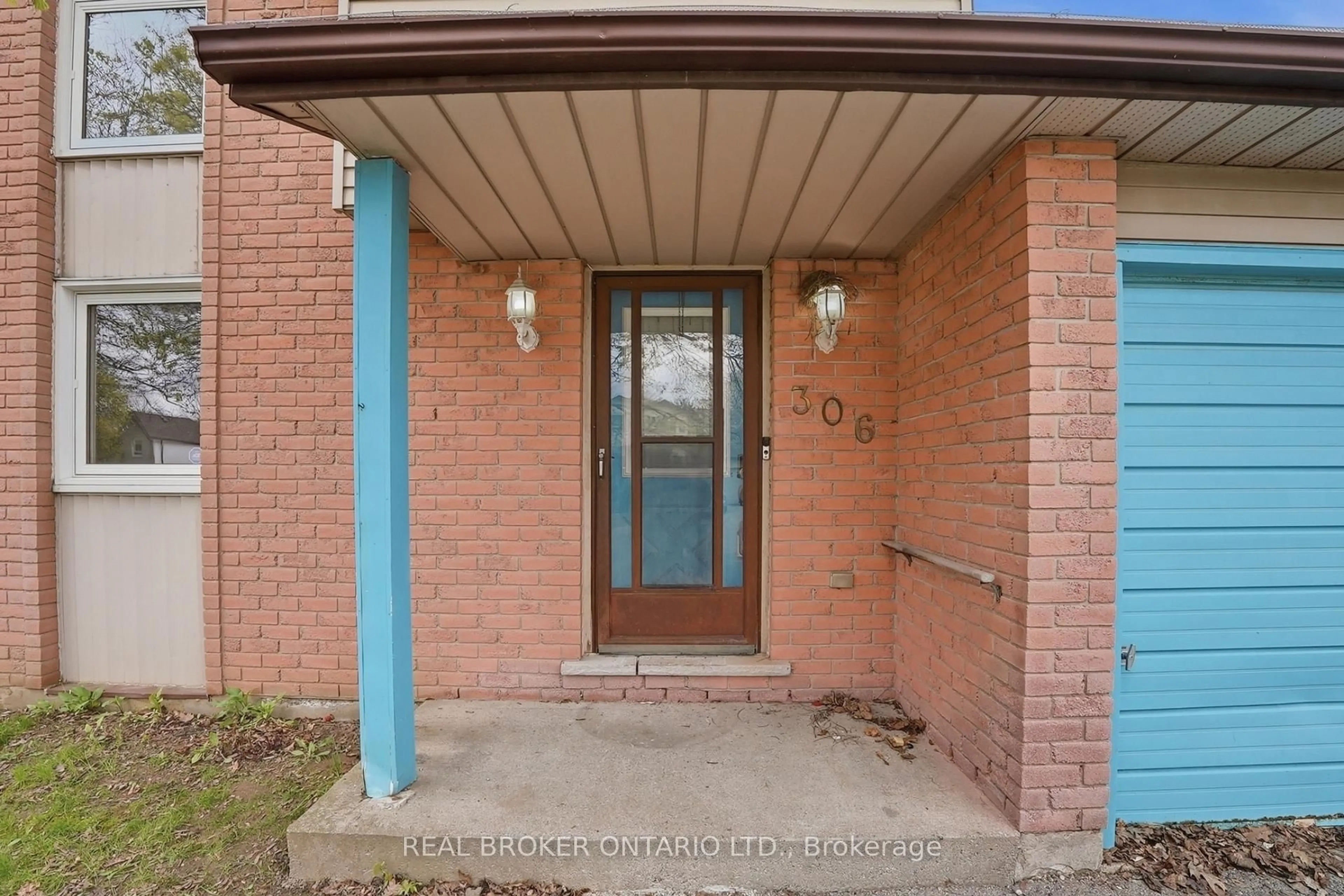 Indoor entryway for 306 Sekura St, Cambridge Ontario N1R 7V8