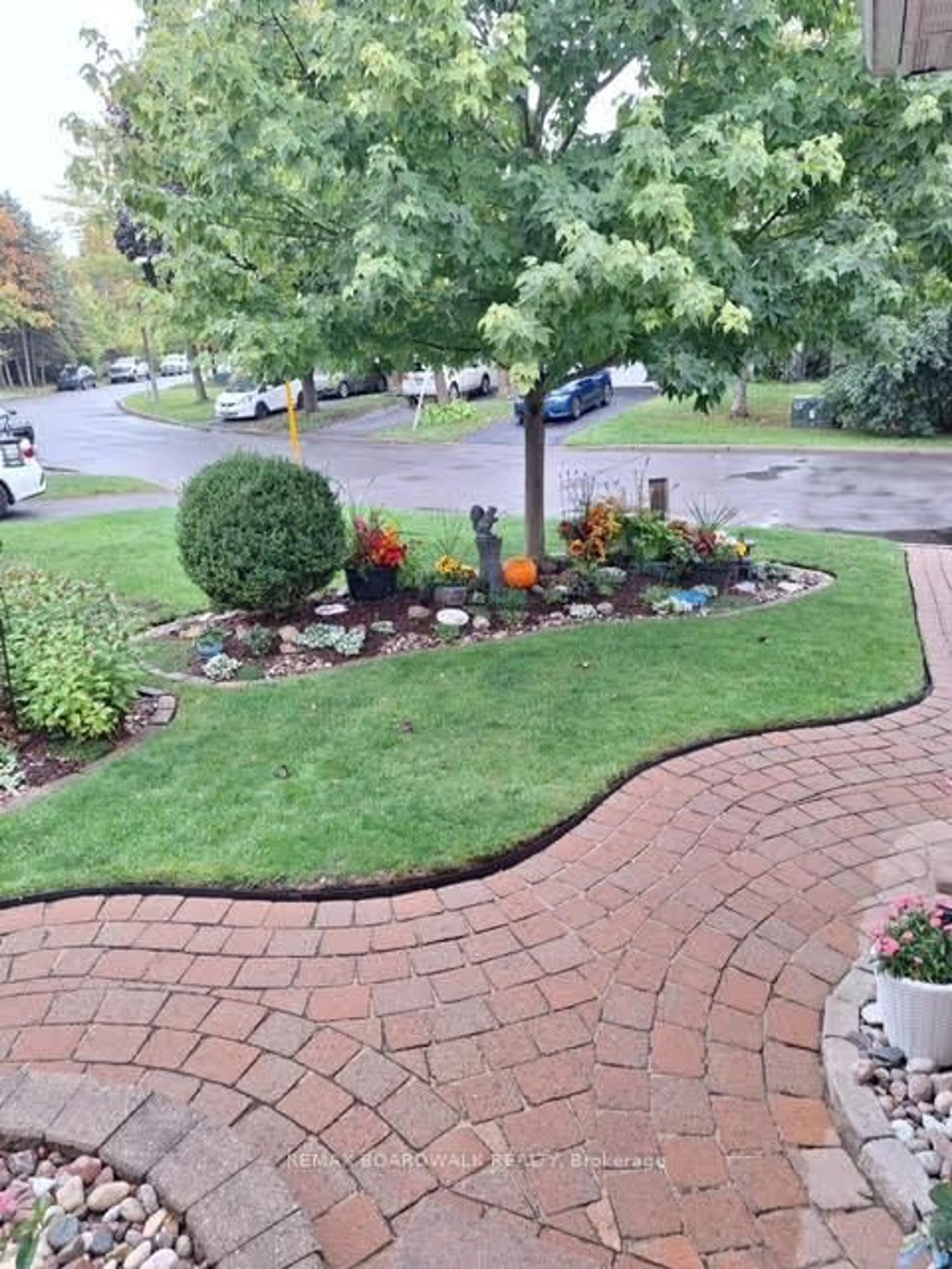 A pic from outside/outdoor area/front of a property/back of a property/a pic from drone, street for 1111 Des Forets Ave, Ottawa Ontario K1C 5K7