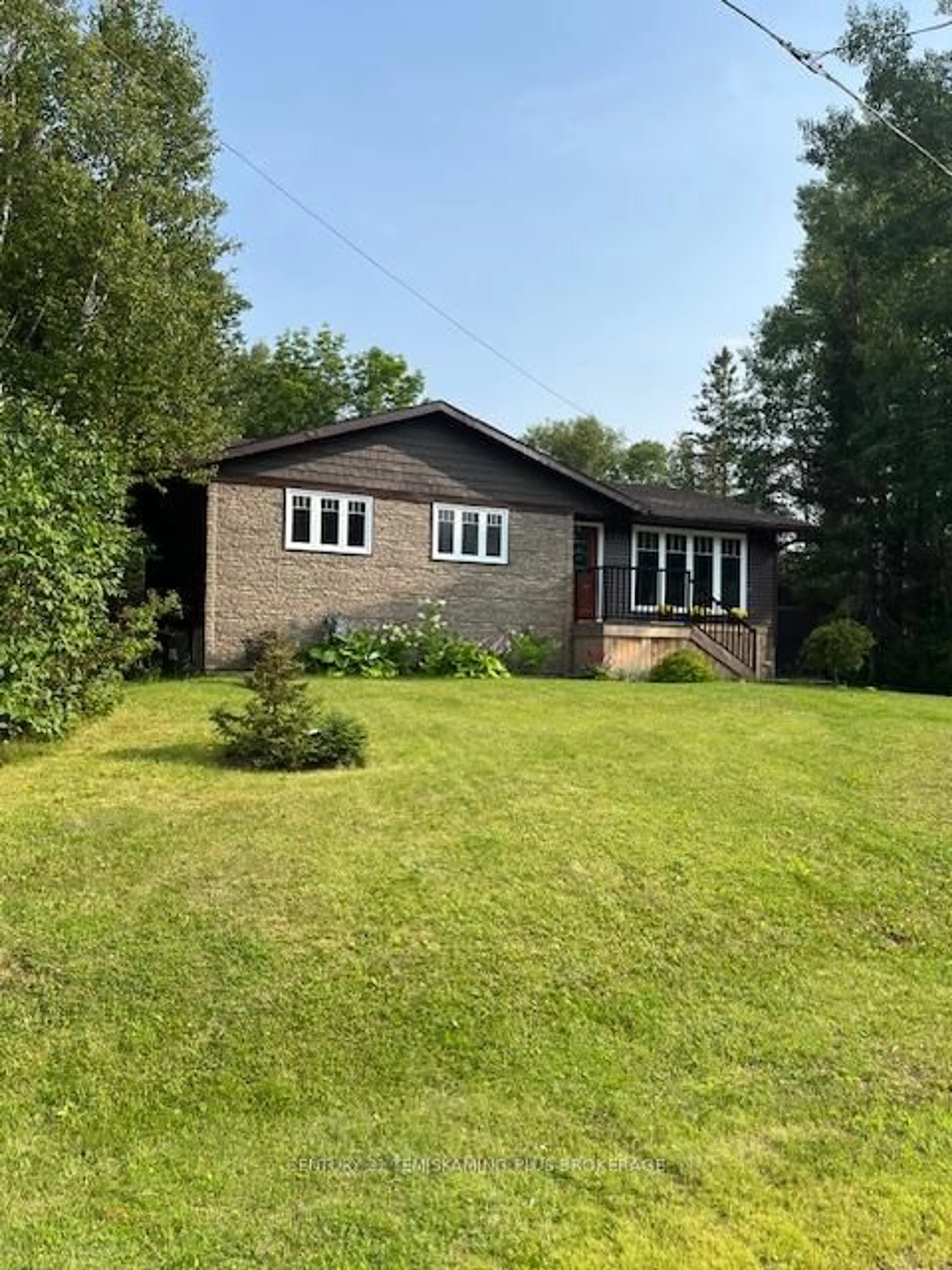 A pic from outside/outdoor area/front of a property/back of a property/a pic from drone, building for 7 Poplar Cres, Temagami Ontario P0H 2H0