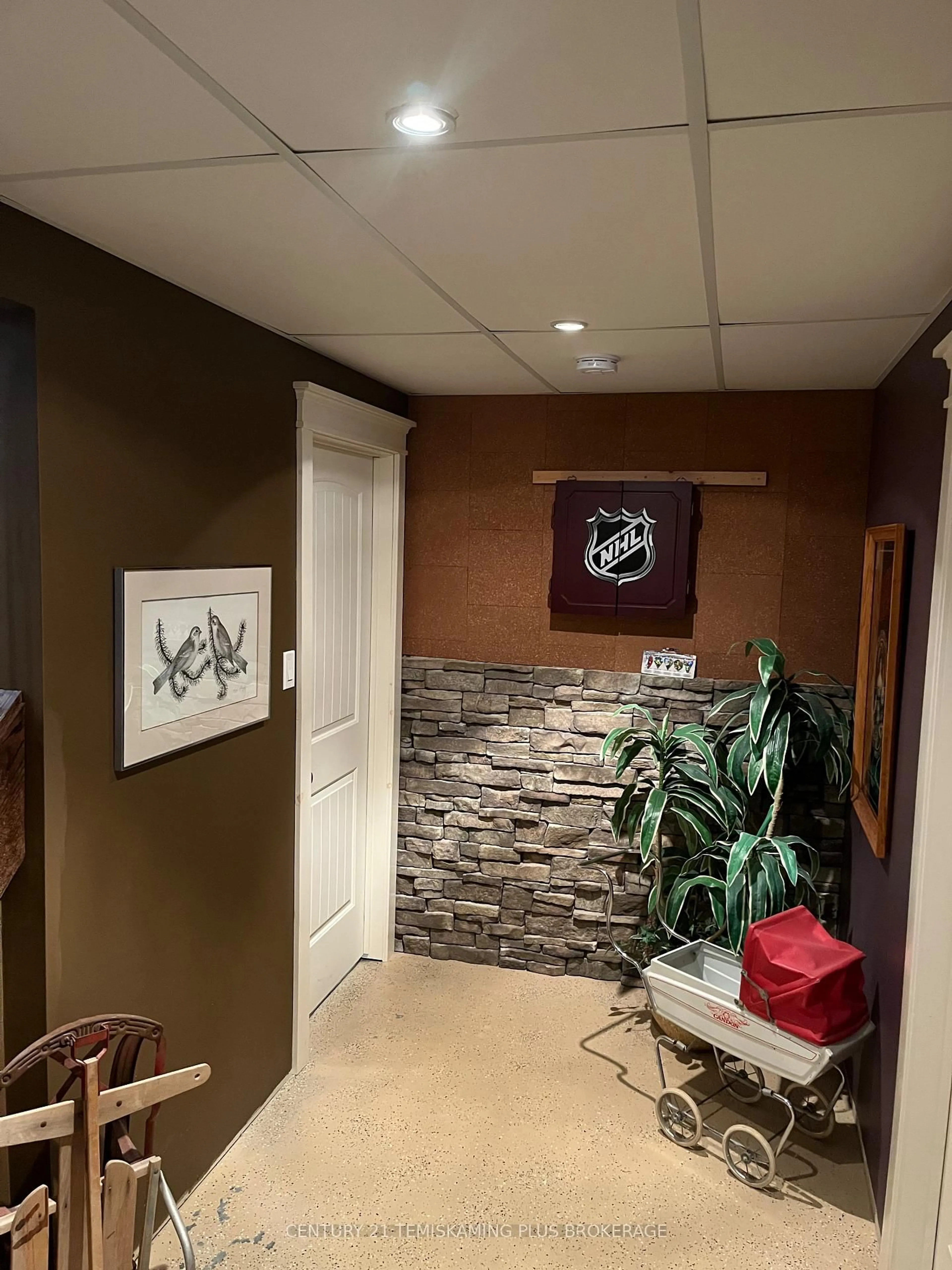 Indoor foyer for 7 Poplar Cres, Temagami Ontario P0H 2H0