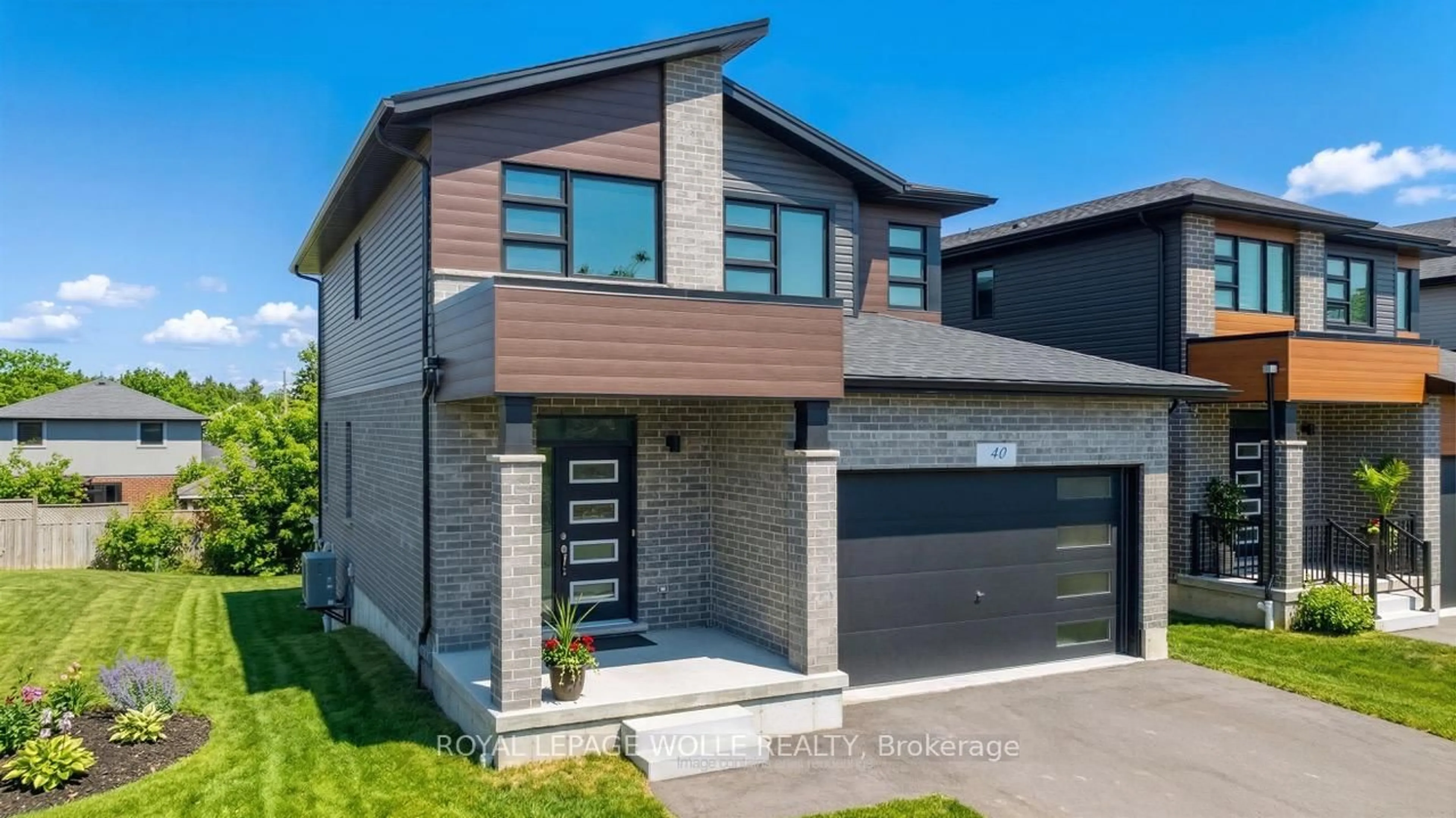 Home with brick exterior material, street for 40 Moon Cres, Cambridge Ontario N1S 0C4