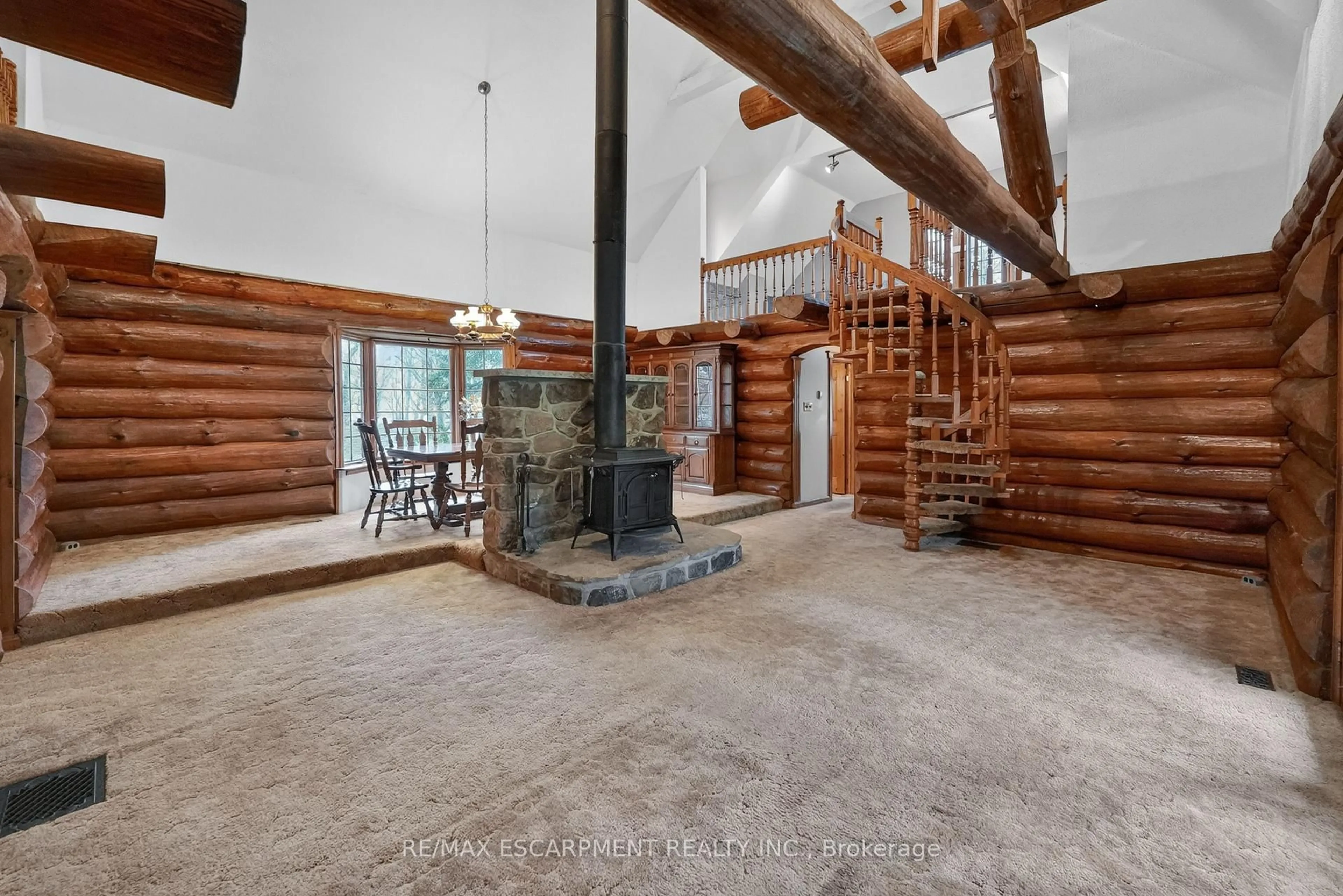 Indoor foyer for 61 Mountain Rd, Grimsby Ontario L3M 4E7