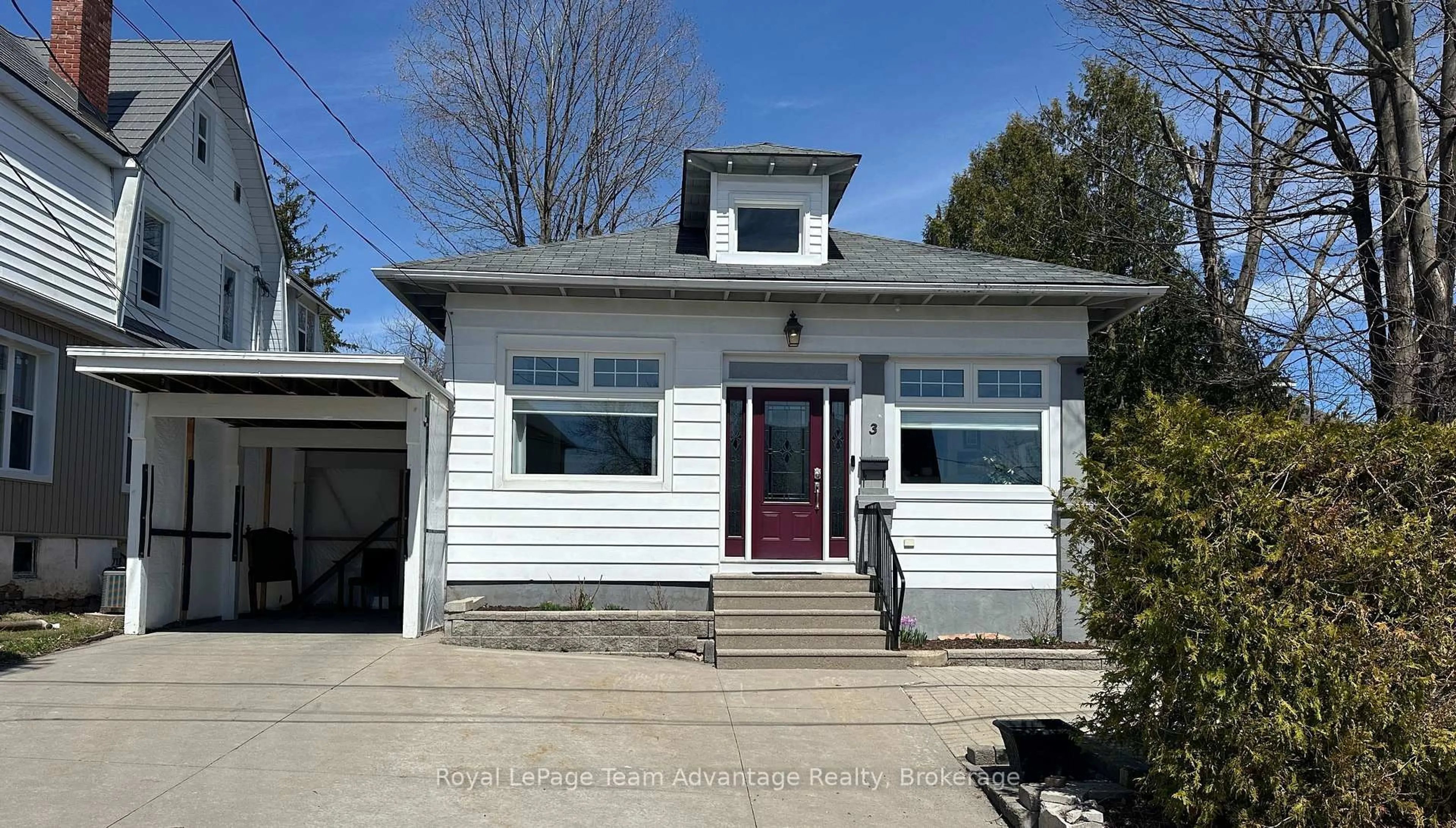 Home with vinyl exterior material, street for 3 Belvedere Ave, Parry Sound Ontario P2A 1Z8