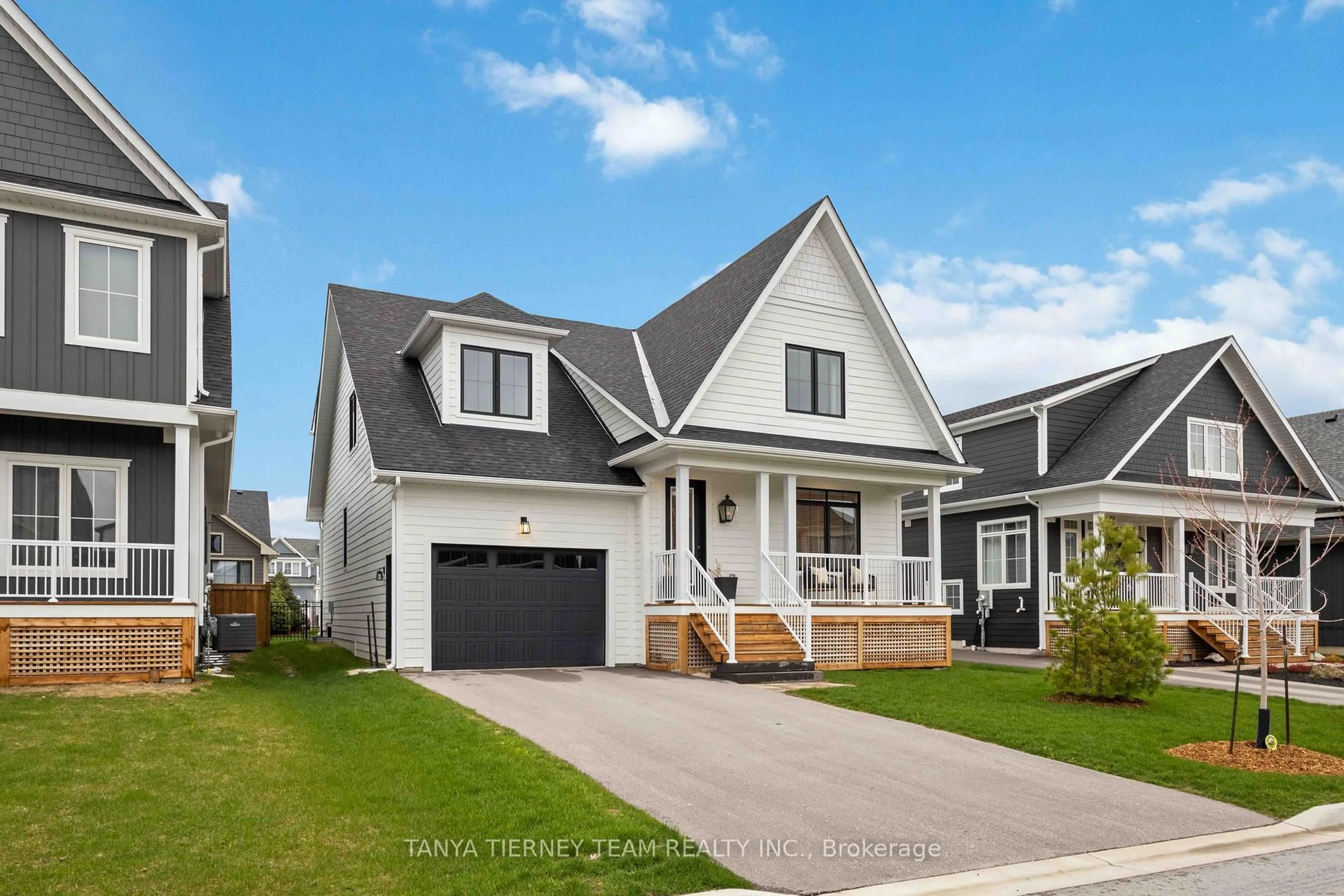 Home with vinyl exterior material, street for 122 Courtland St, Blue Mountains Ontario L9Y 5L8