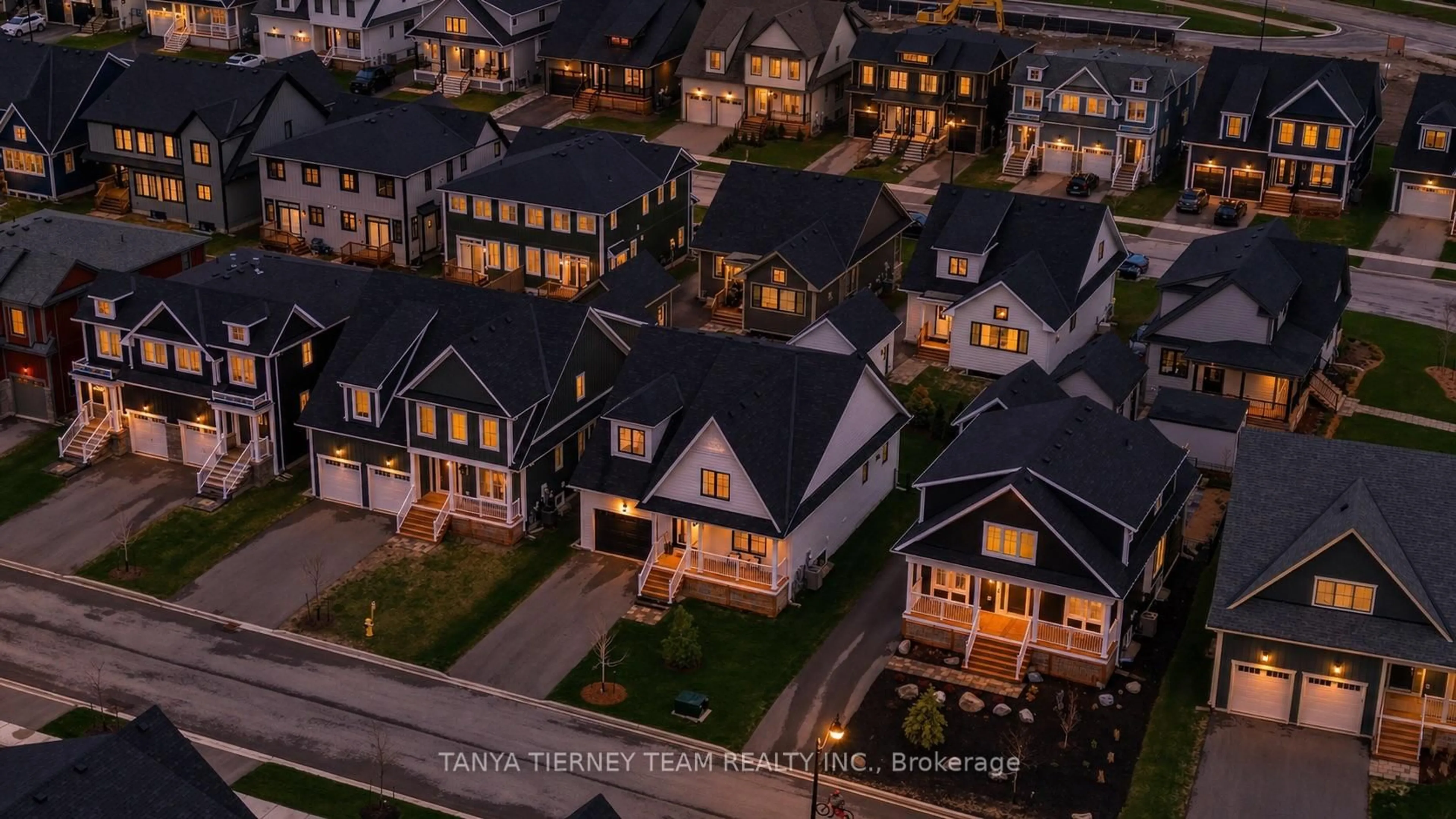 A pic from outside/outdoor area/front of a property/back of a property/a pic from drone, street for 122 Courtland St, Blue Mountains Ontario L9Y 5L8