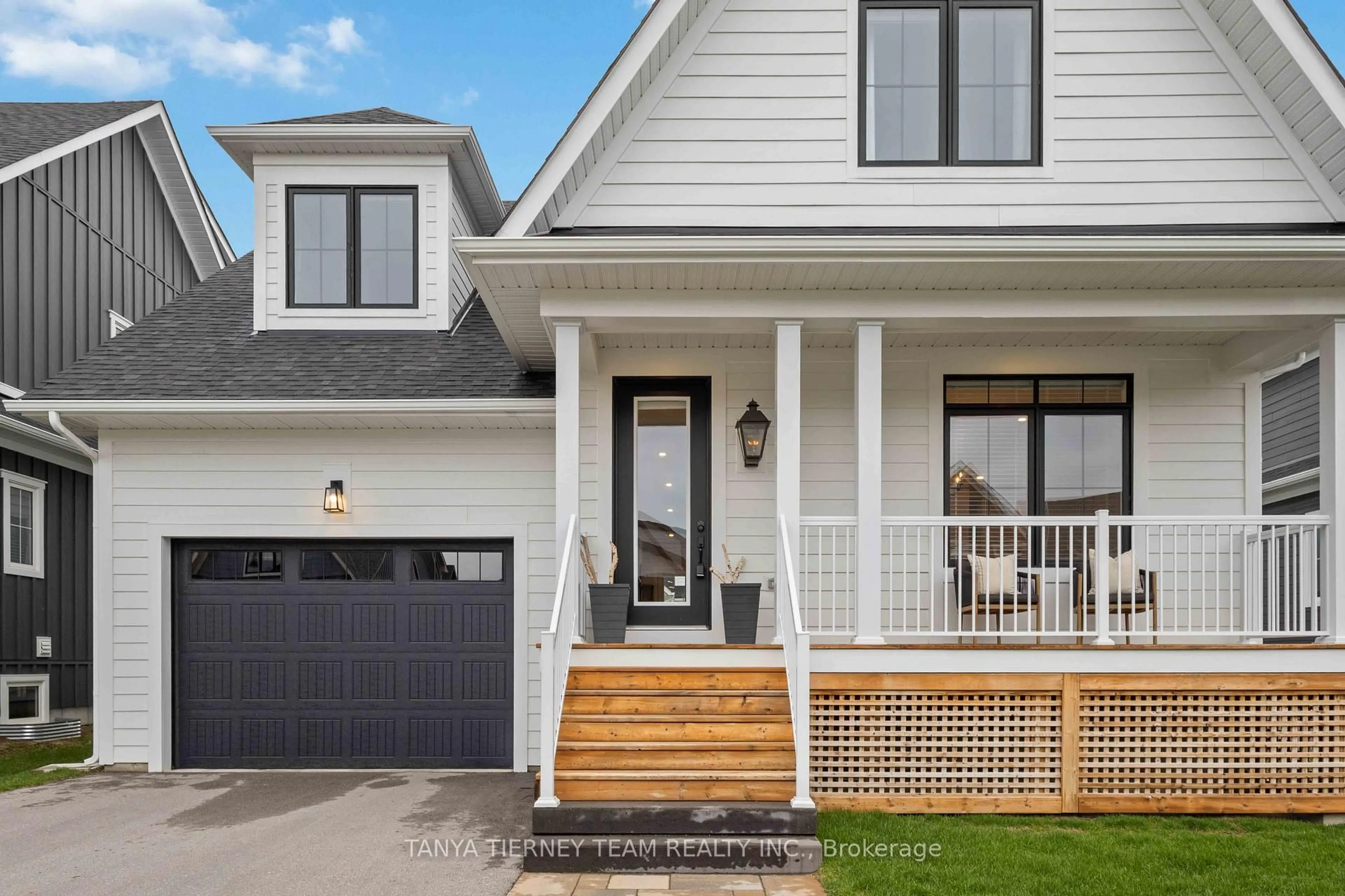 Home with vinyl exterior material, street for 122 Courtland St, Blue Mountains Ontario L9Y 5L8