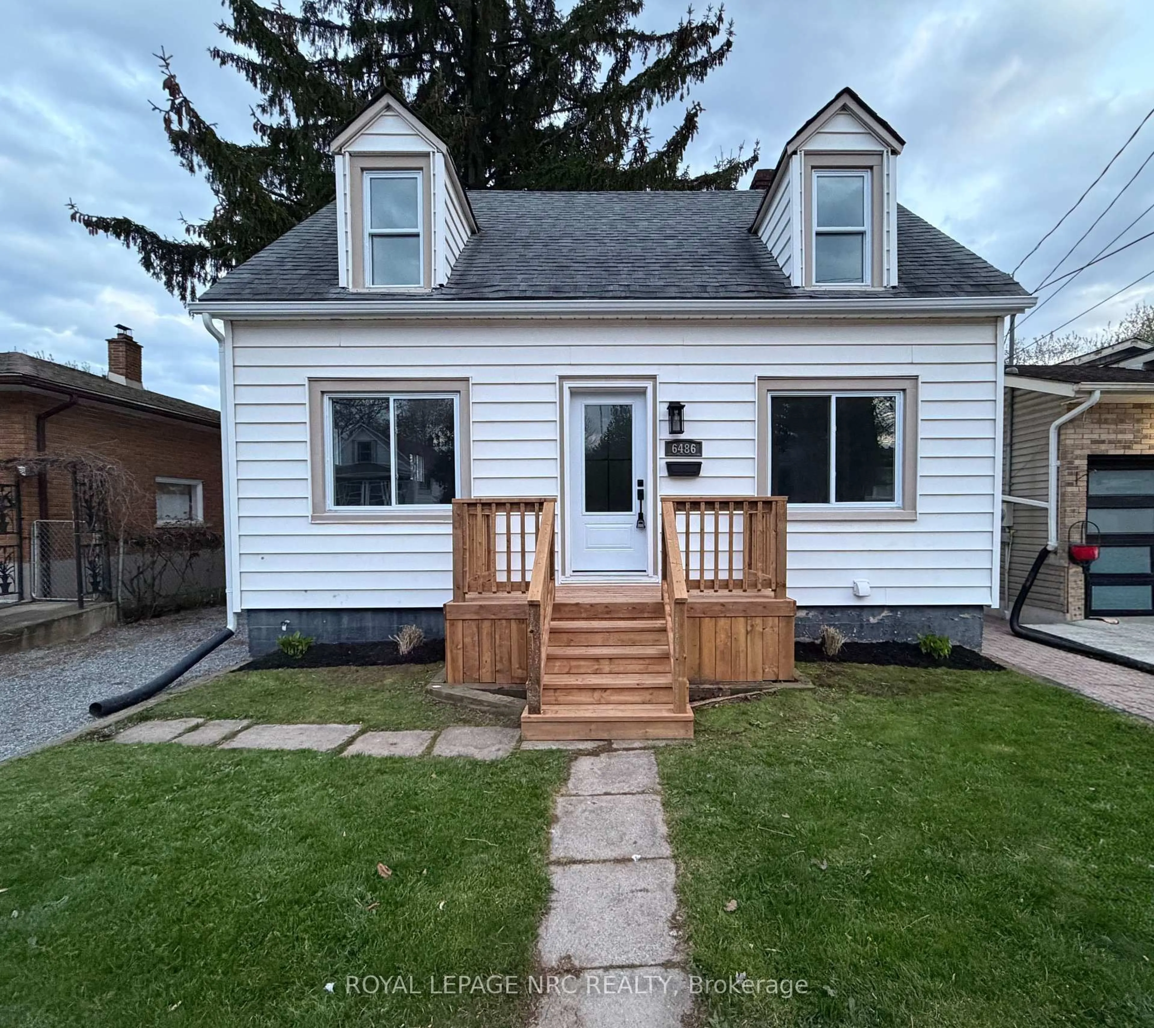 Home with vinyl exterior material, street for 6486 Culp St, Niagara Falls Ontario L2G 2C1