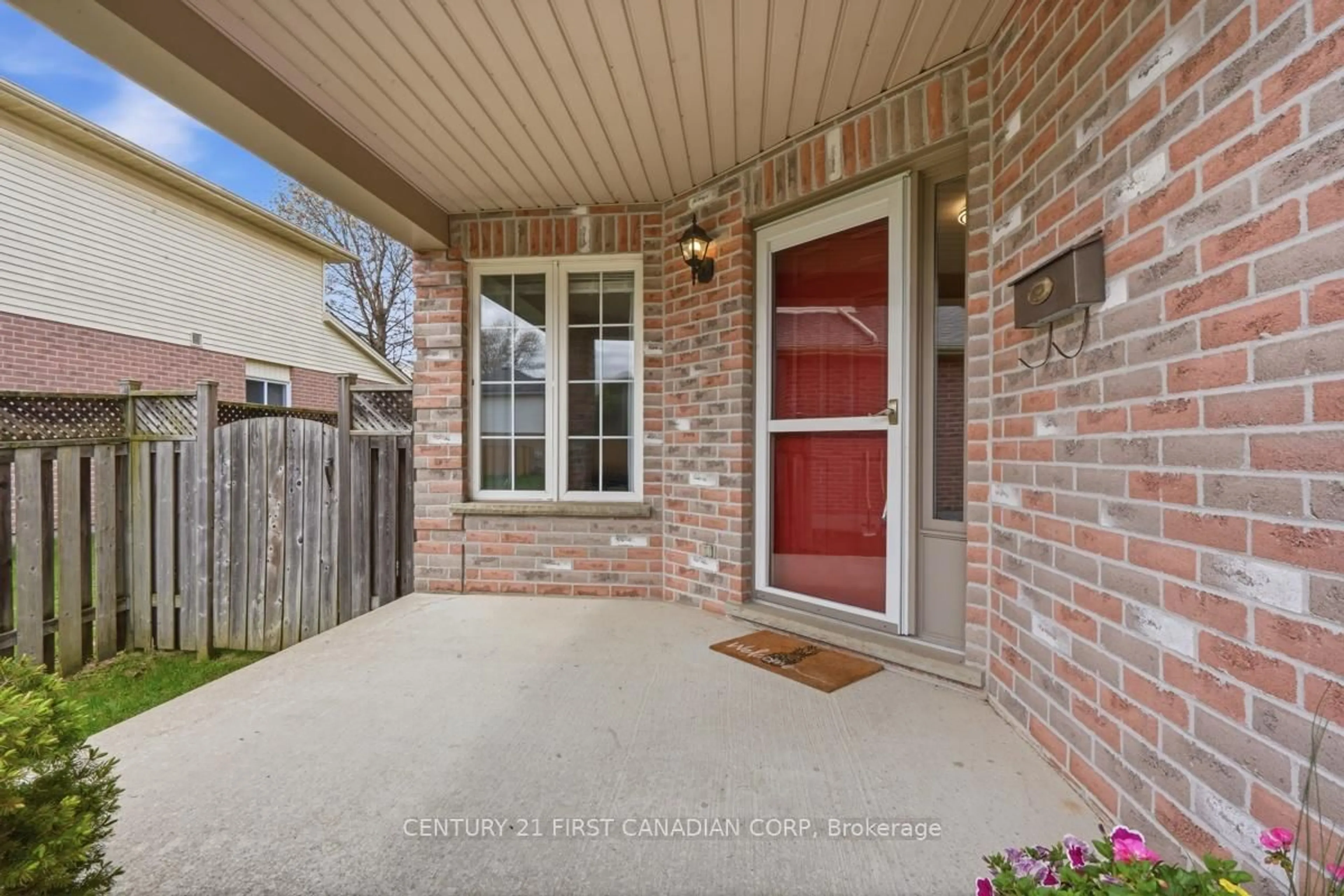 Indoor entryway for 792 Guildwood Blvd, London North Ontario N6H 5G2
