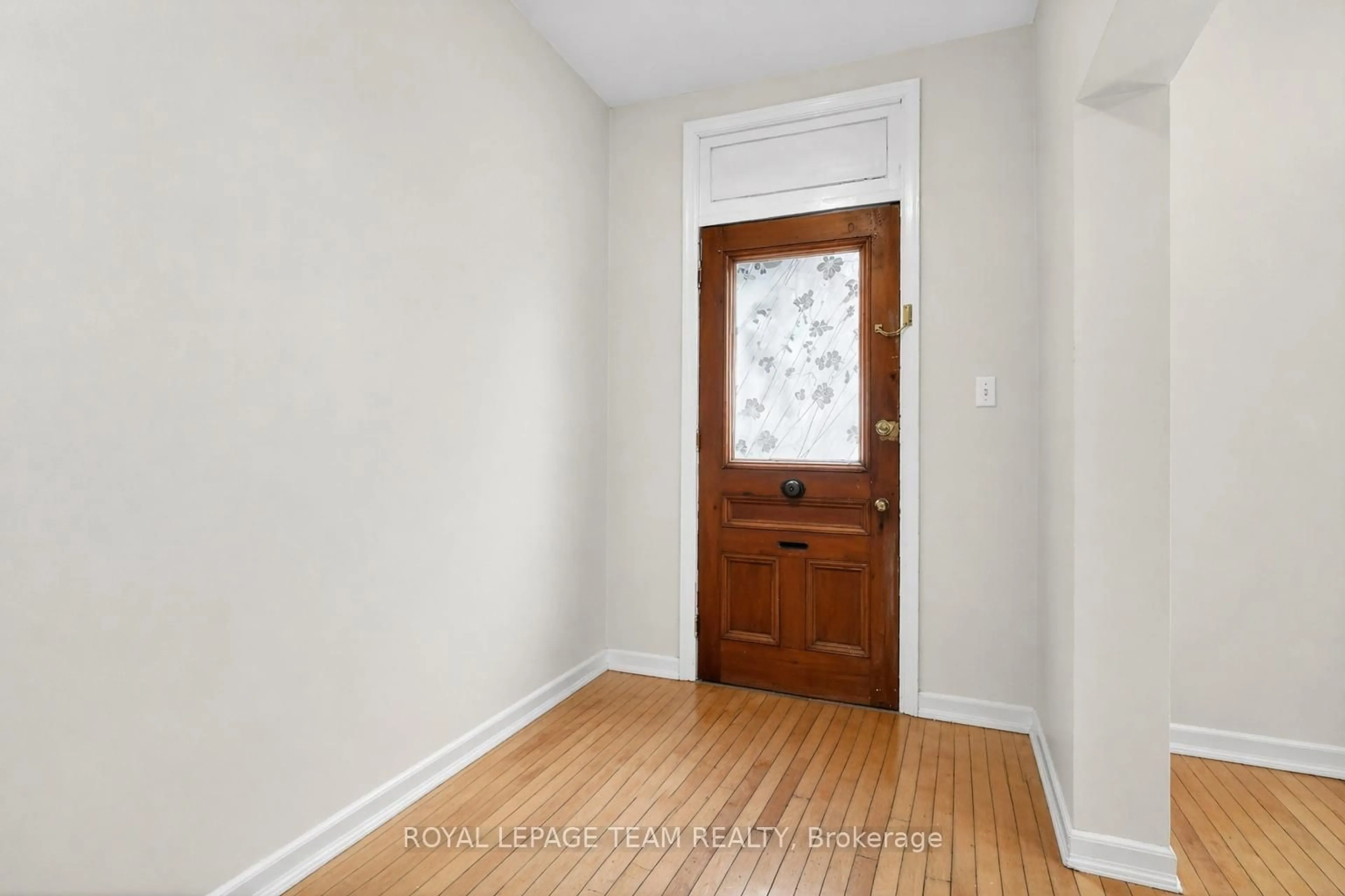 Indoor entryway for 8 Lewis St, Ottawa Ontario K2P 0S3