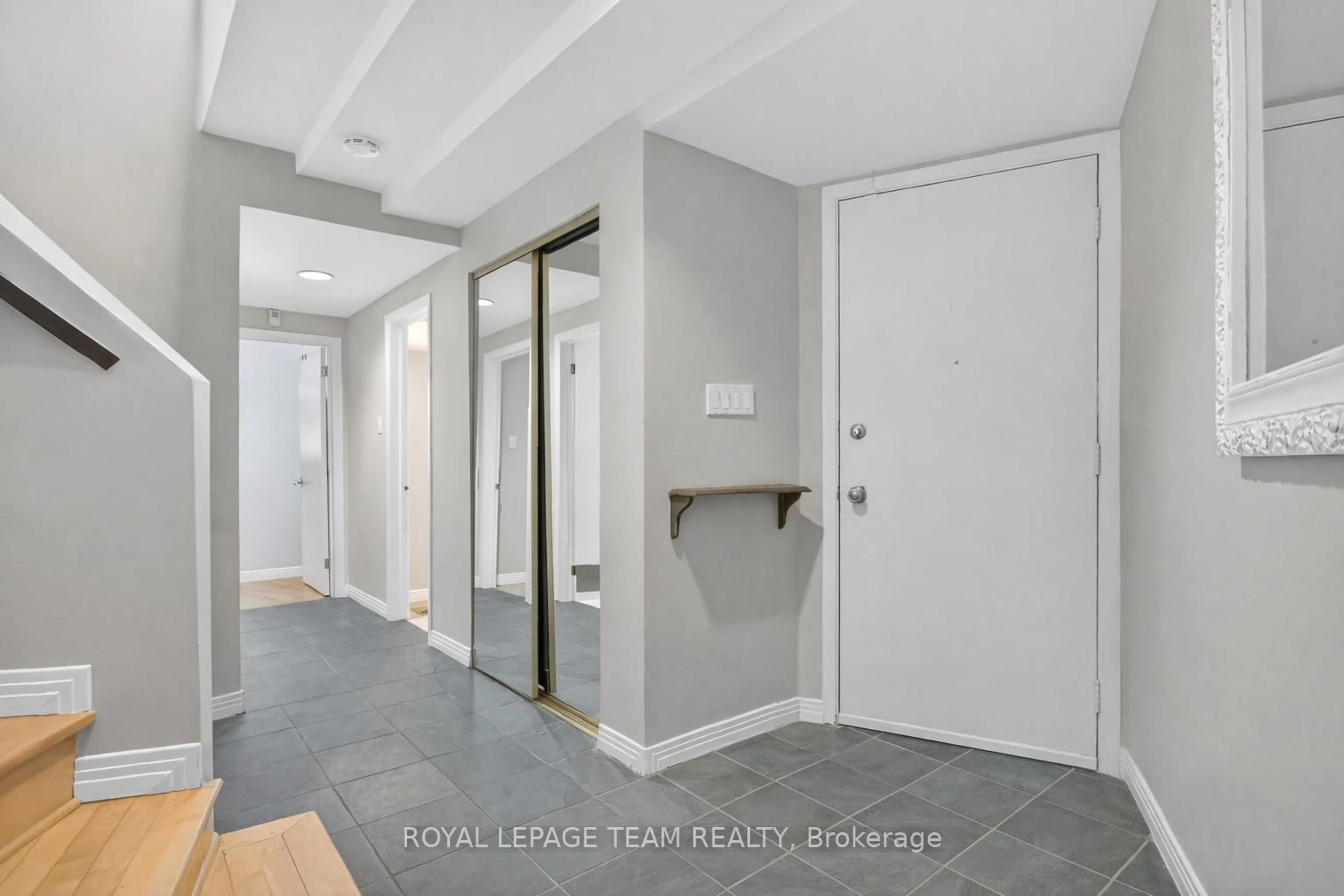 Indoor entryway for 10 Lewis St, Ottawa Ontario K2P 0S3