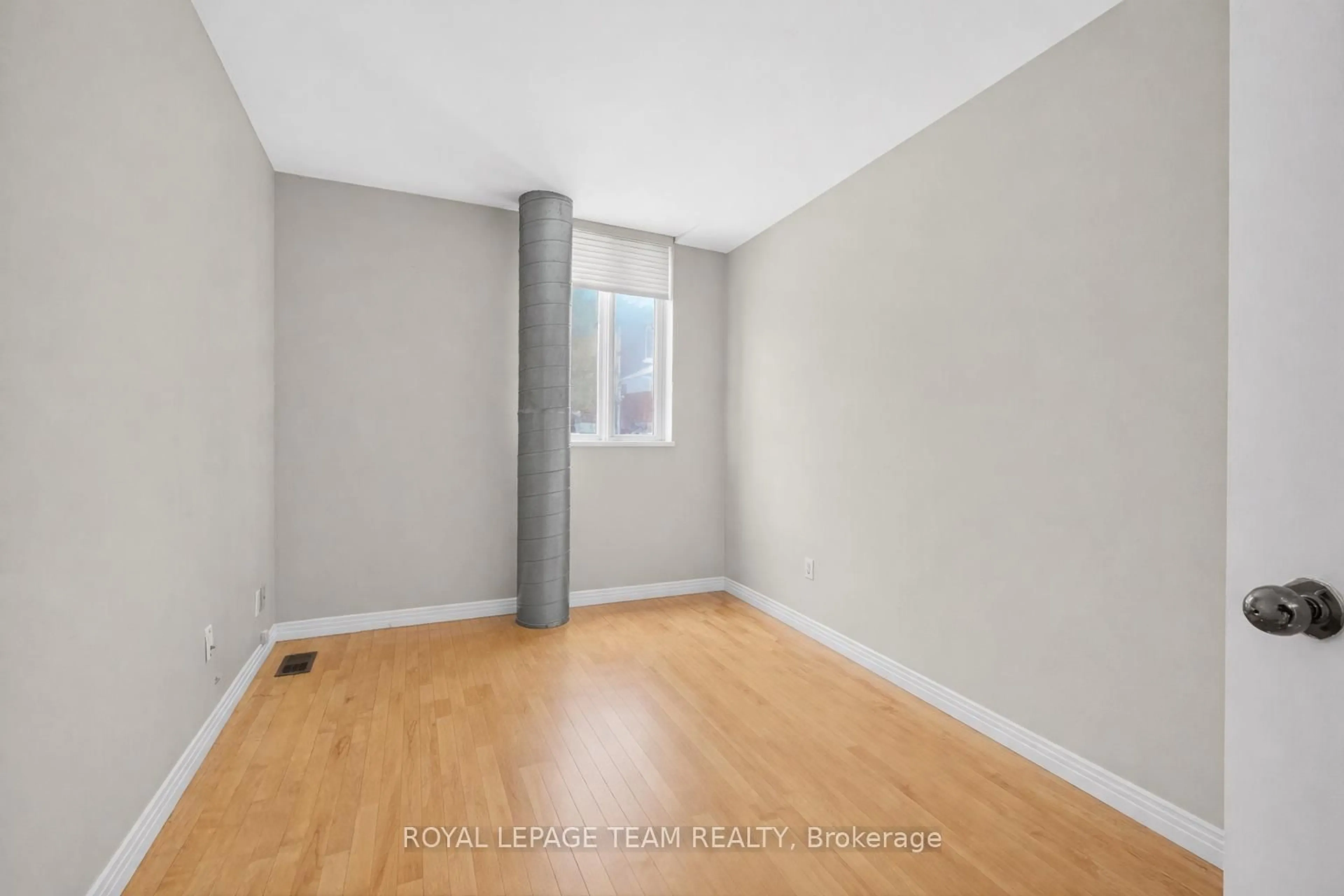 A pic of a room for 10 Lewis St, Ottawa Ontario K2P 0S3